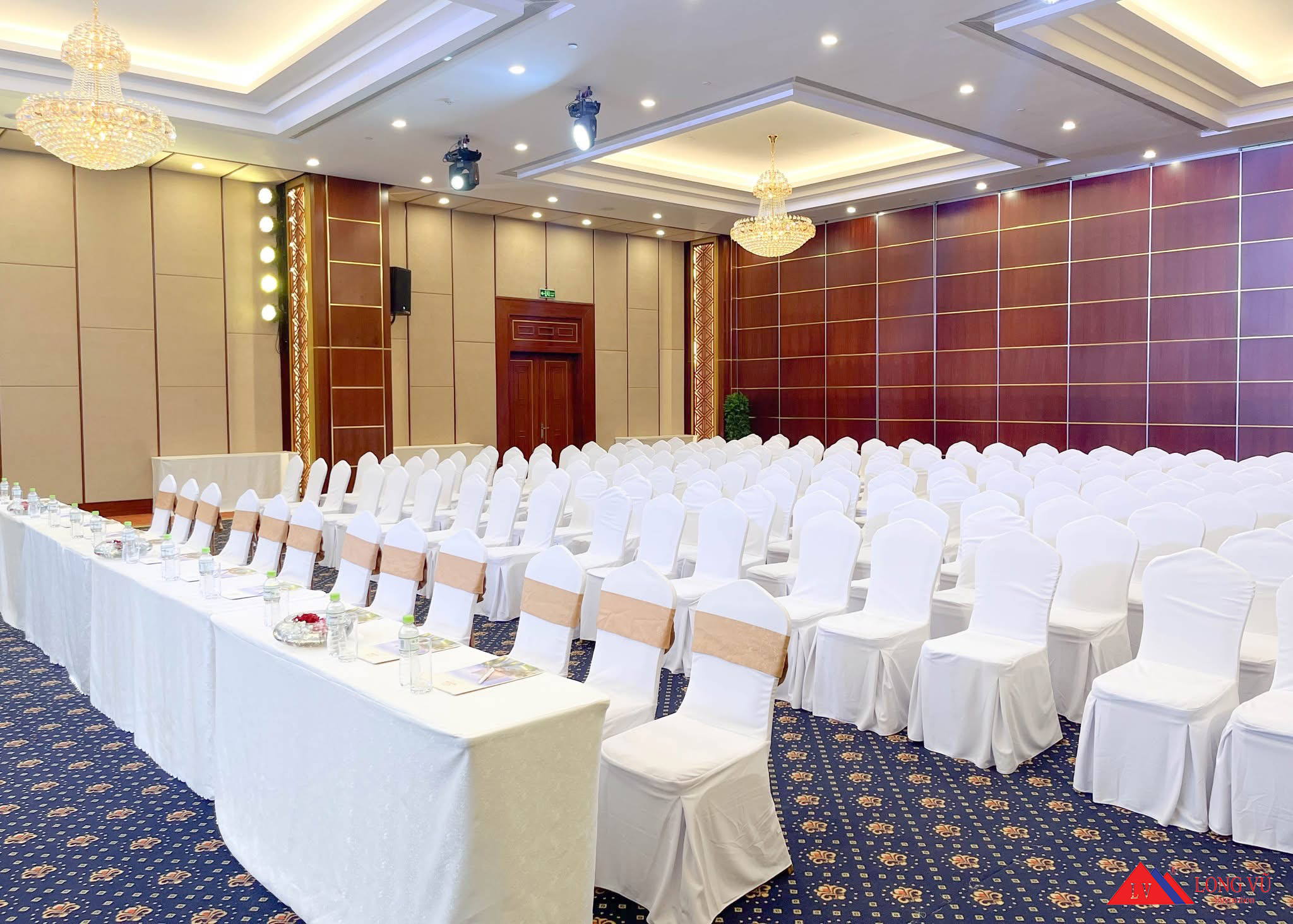 Bàn ghế tiệc cưới nhà hàng đẹp sang trọng