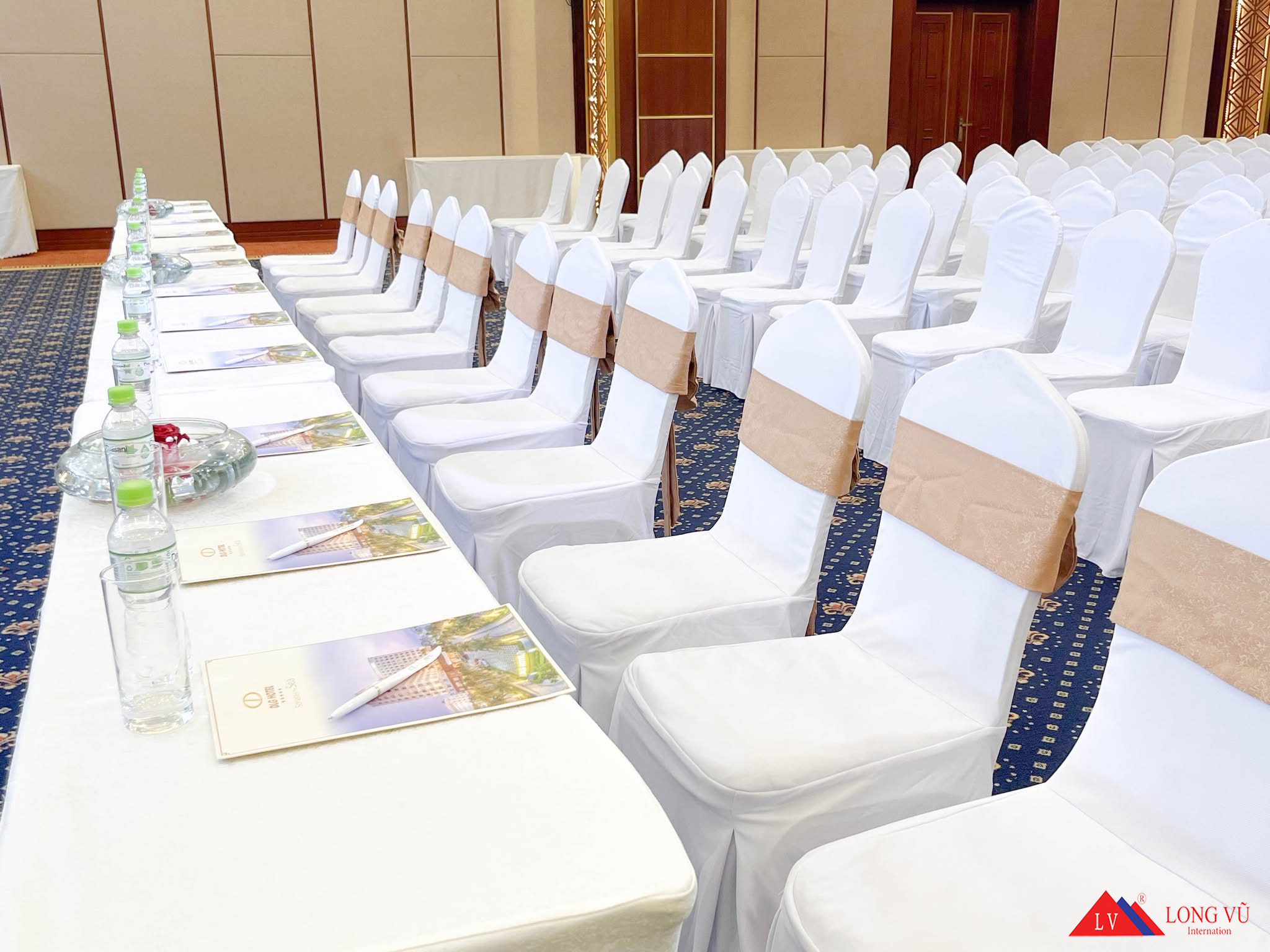 Bàn ghế tiệc cưới nhà hàng đẹp sang trọng