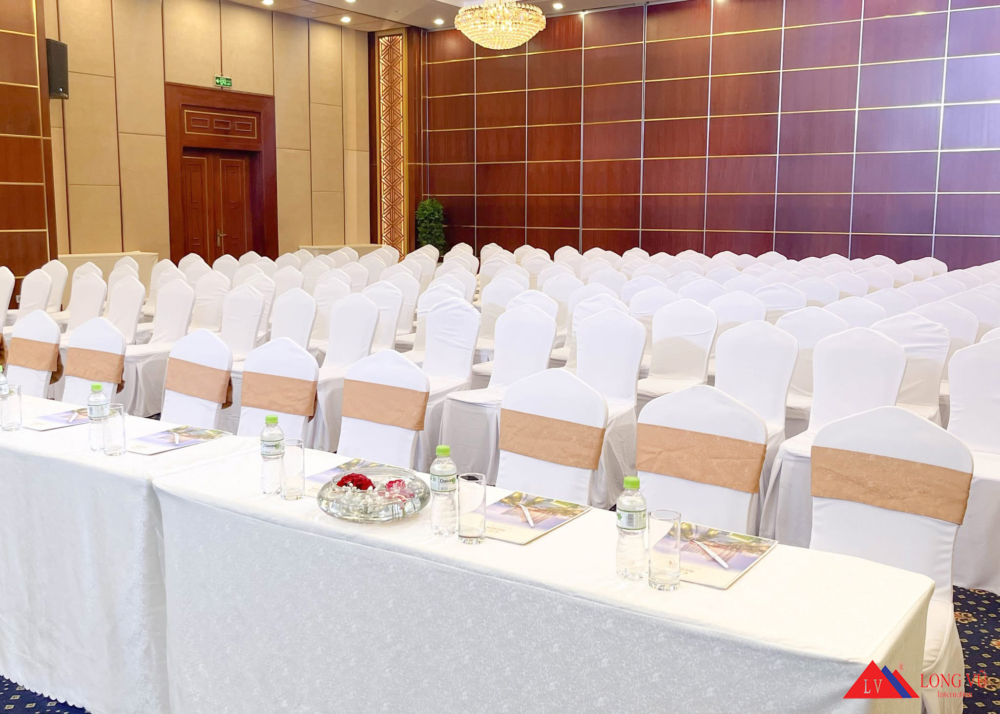 Bàn ghế tiệc cưới nhà hàng đẹp sang trọng