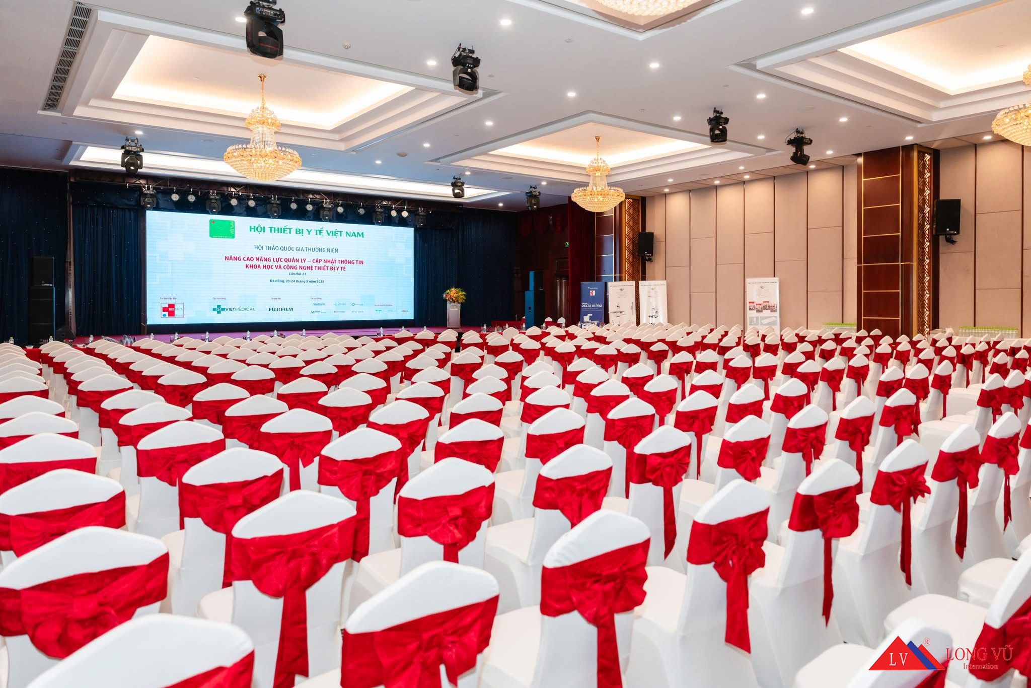 Bàn ghế tiệc cưới nhà hàng đẹp sang trọng