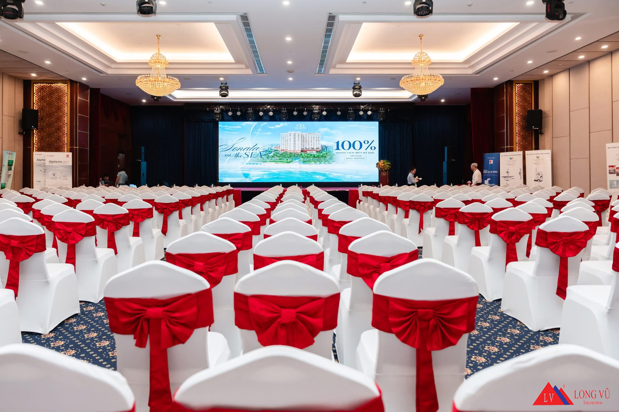 Bàn ghế tiệc cưới nhà hàng đẹp sang trọng