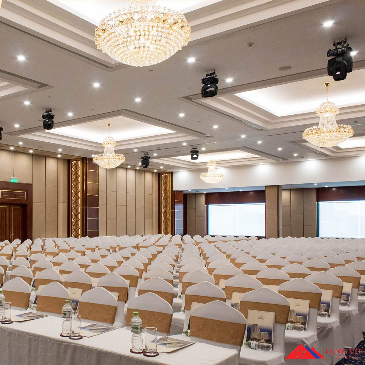 Bàn ghế tiệc cưới nhà hàng đẹp sang trọng