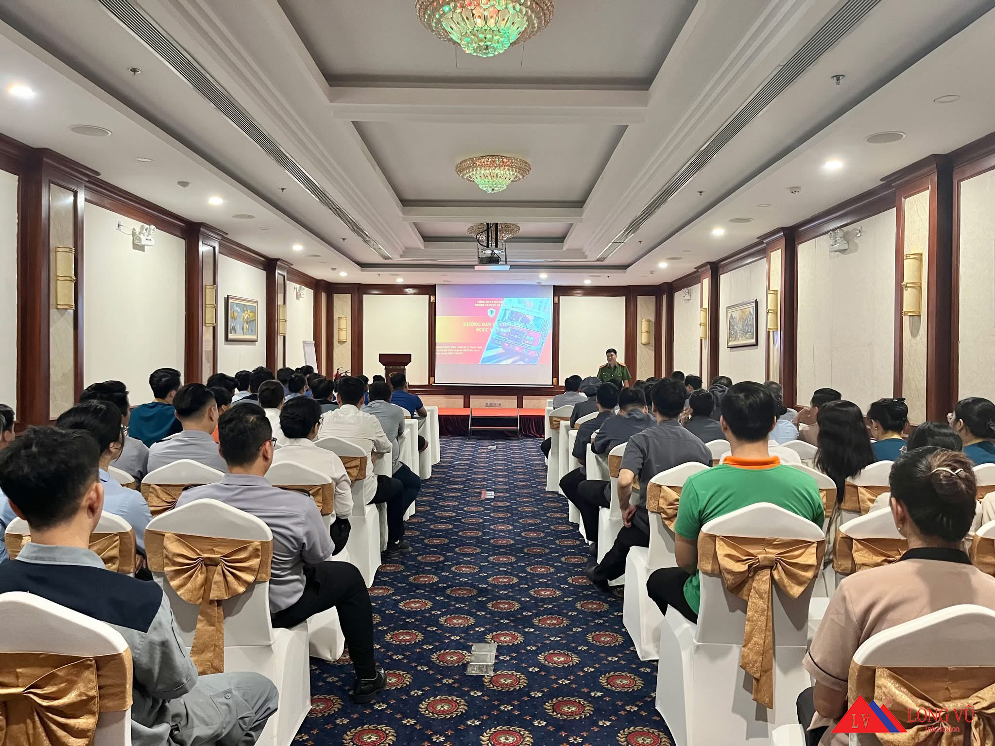 Bàn ghế tiệc cưới nhà hàng đẹp sang trọng