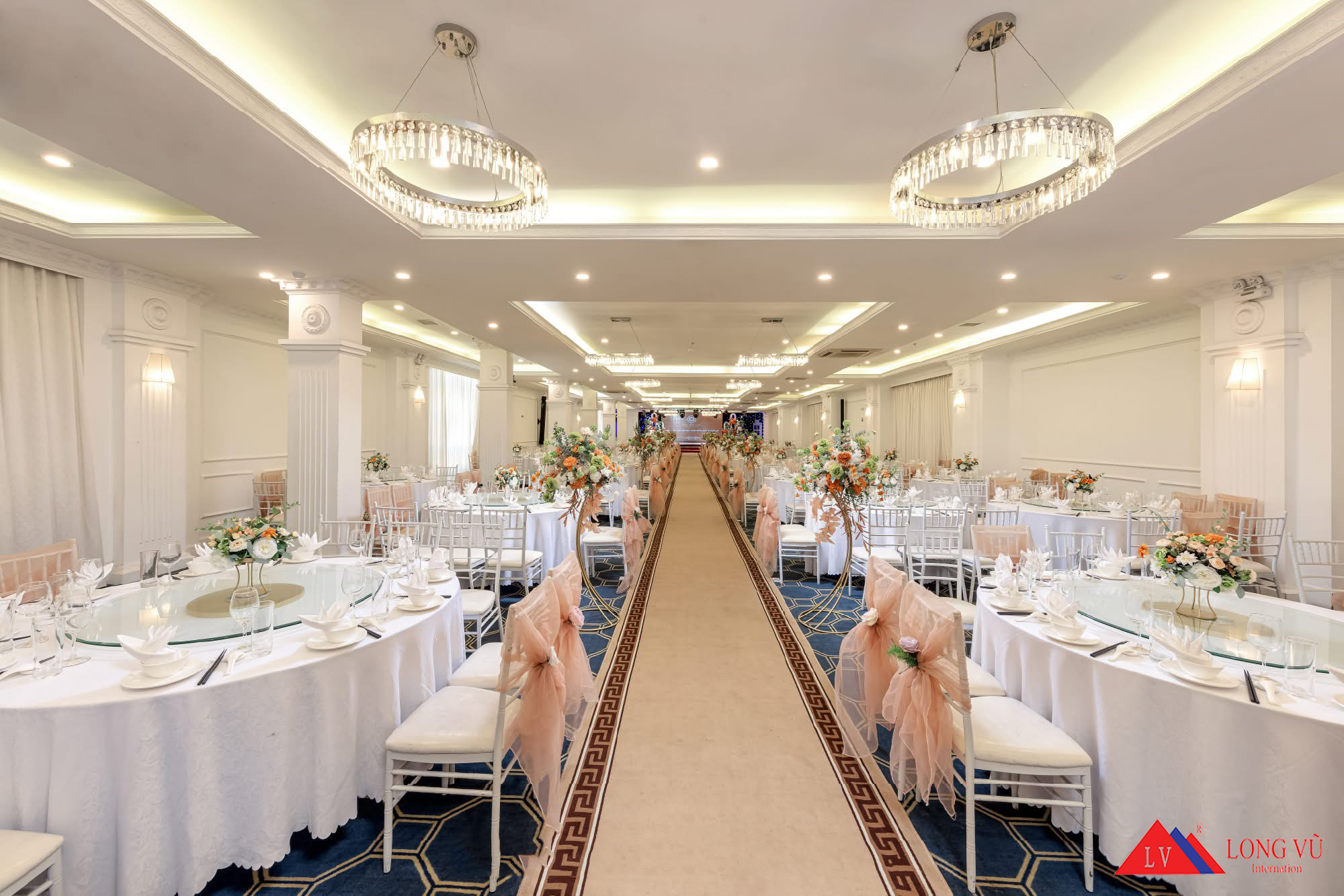 Bàn ghế tiệc ngoài trời resort bãi biển