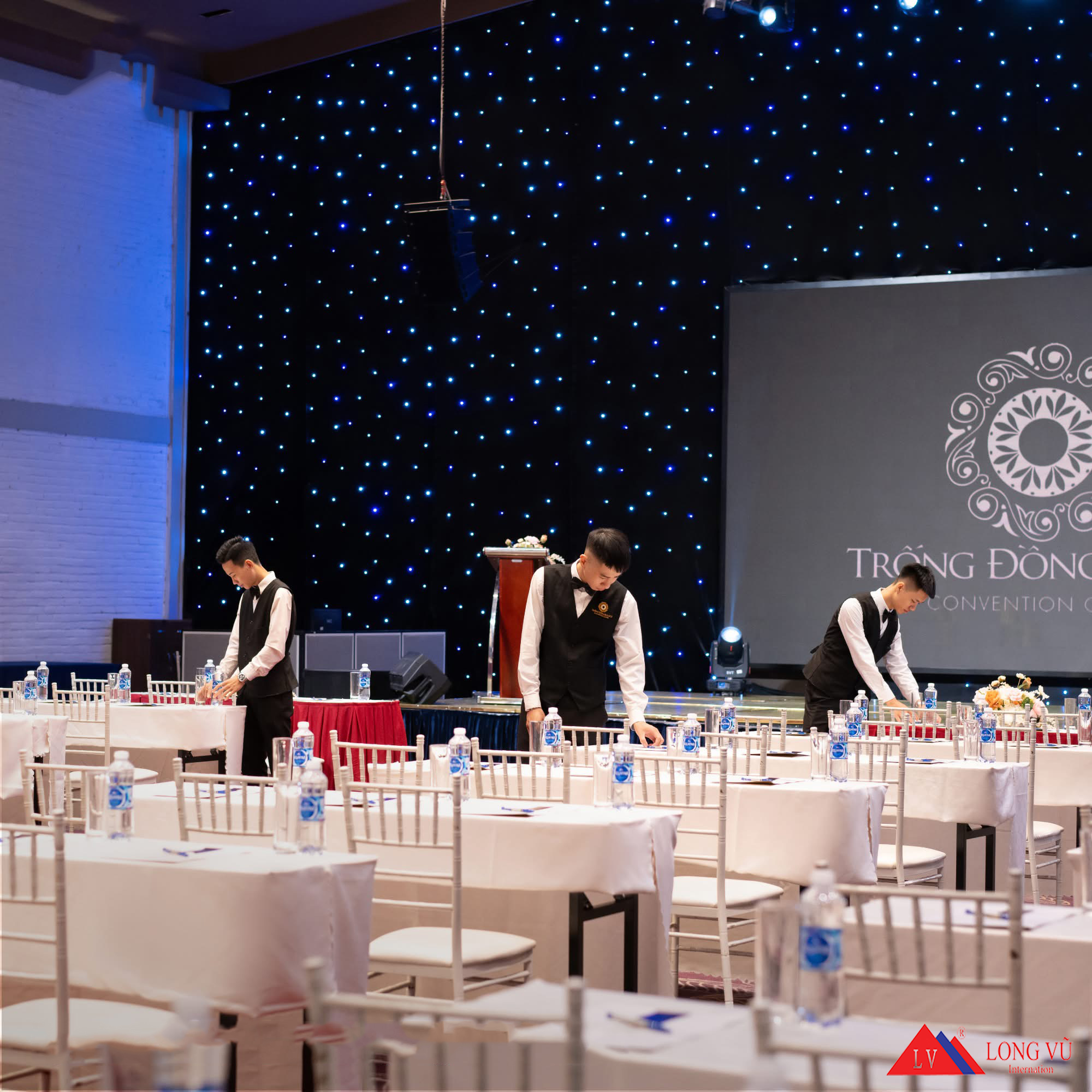 Bàn ghế tiệc ngoài trời resort bãi biển