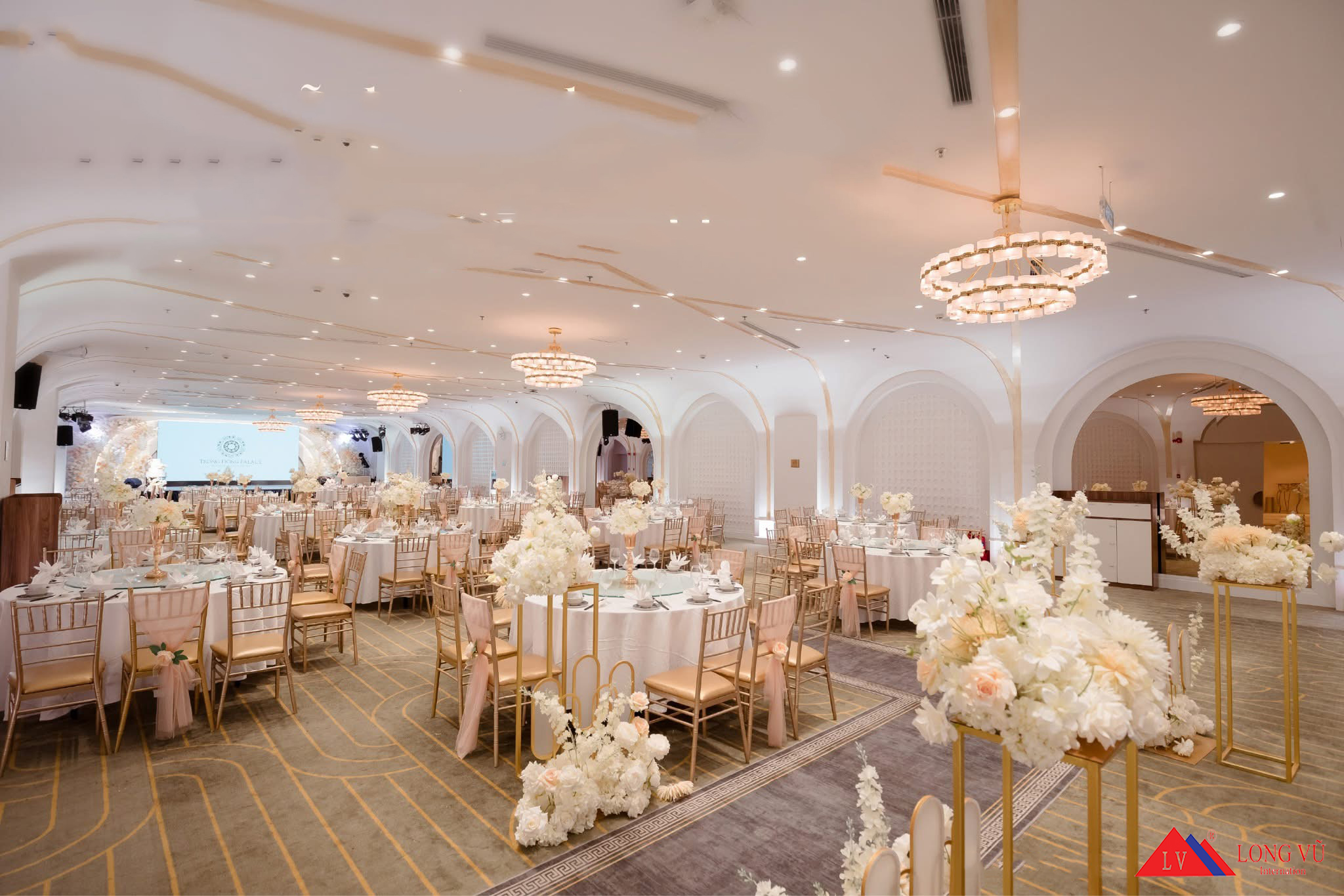 Bàn ghế tiệc ngoài trời resort bãi biển