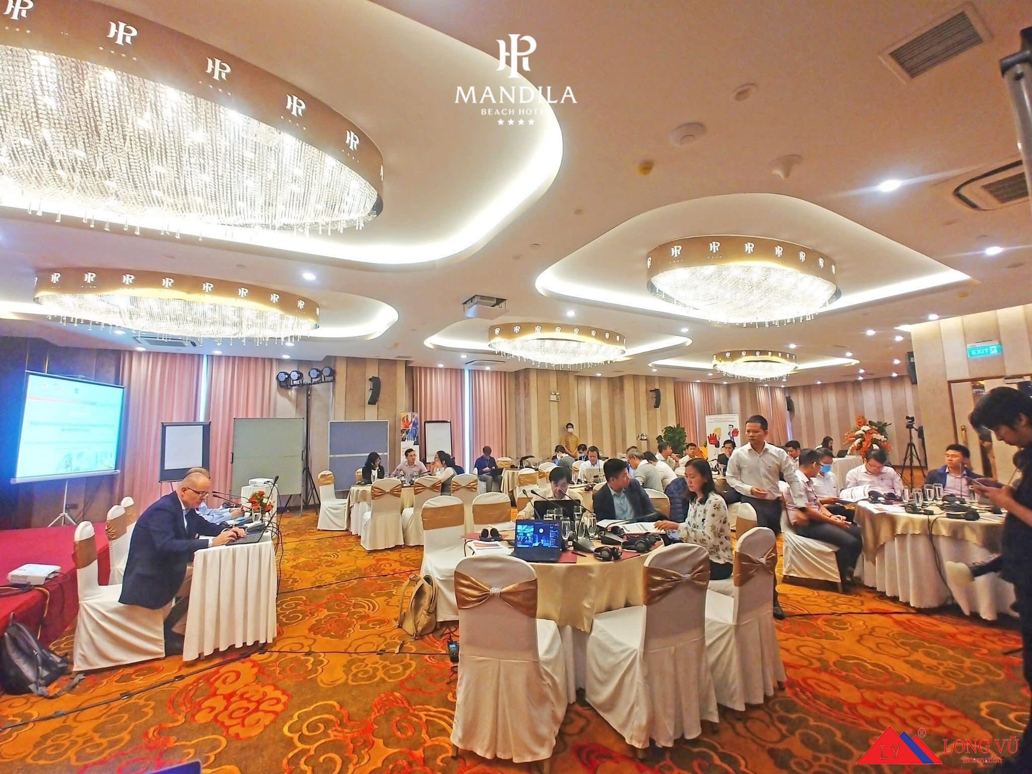 Bàn ghế phòng tiệc nhà hàng hiện đại