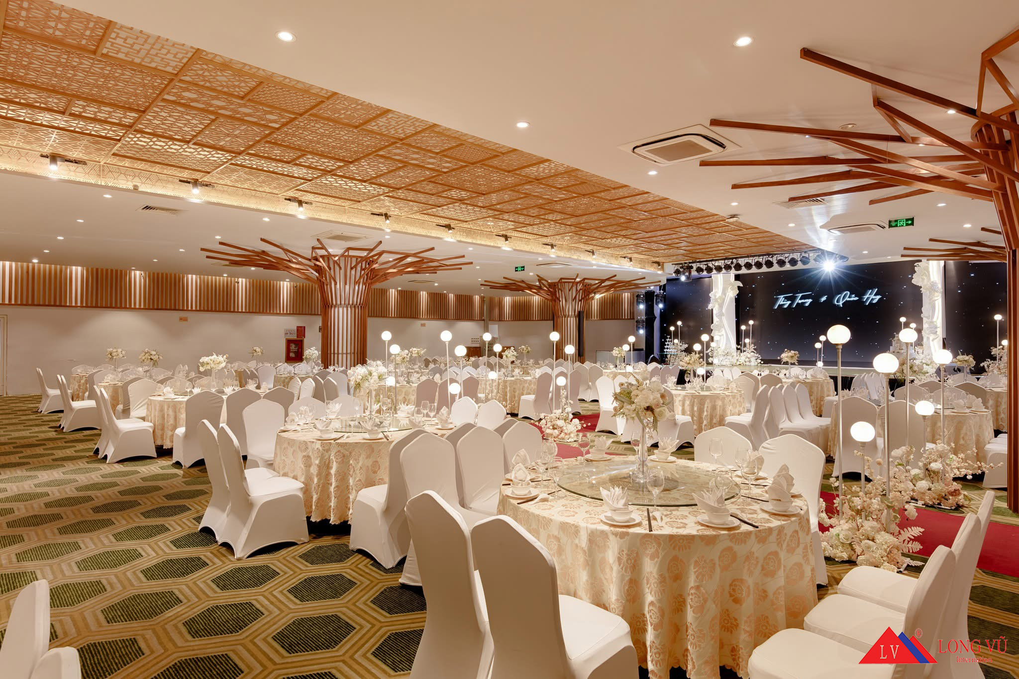 Bàn tiệc 1m8 khách sạn resort sang trọng