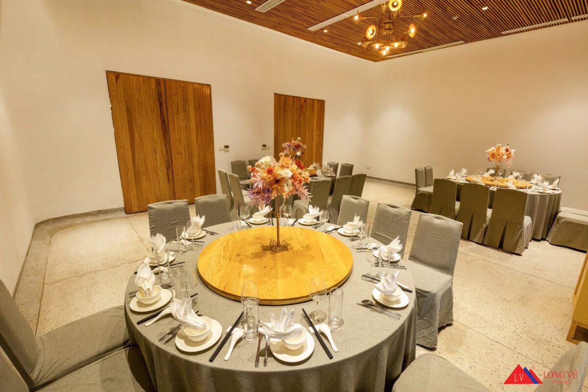 Bàn tiệc 1m8 khách sạn resort sang trọng