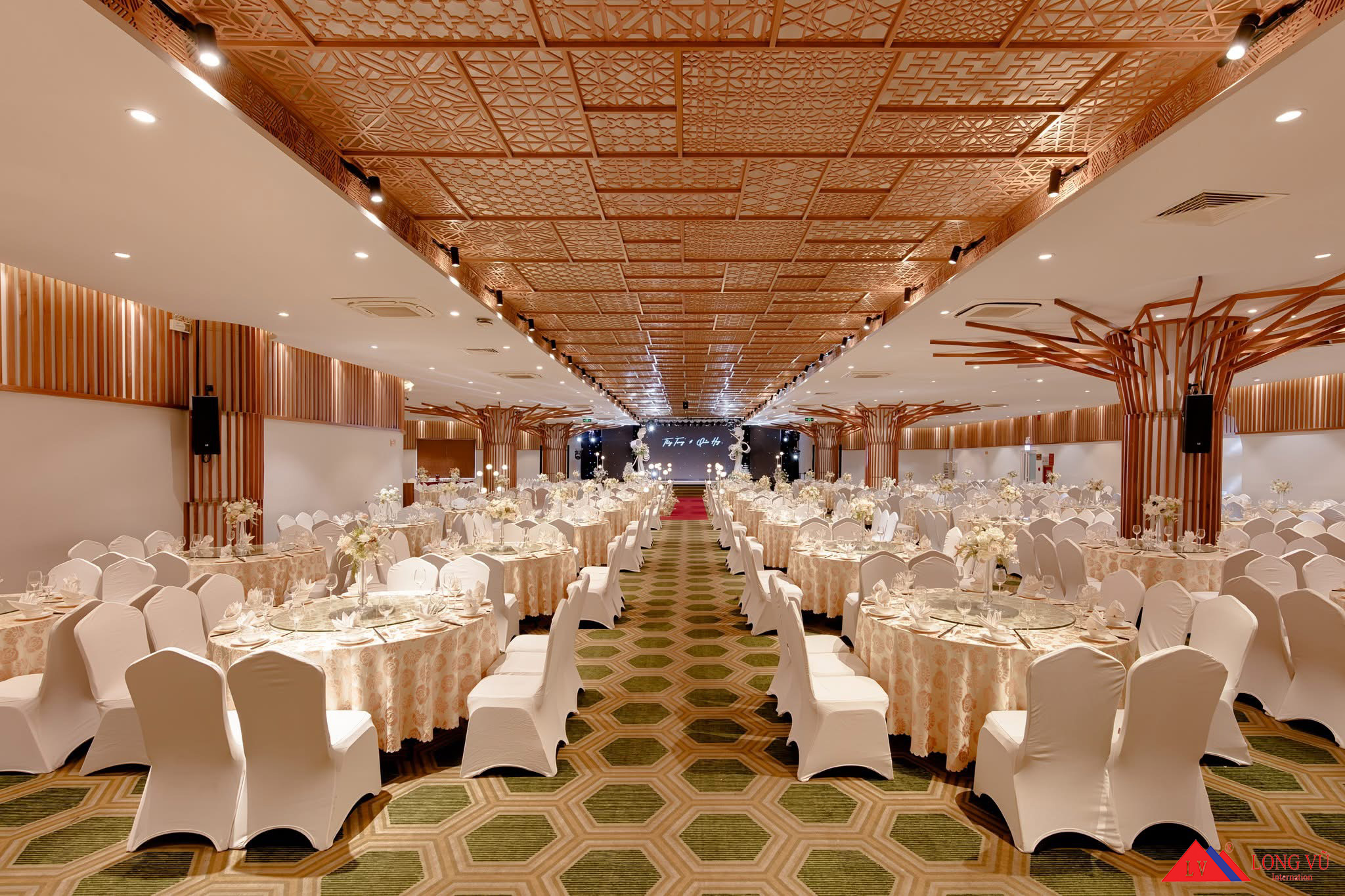 Bàn tiệc 1m8 khách sạn resort sang trọng