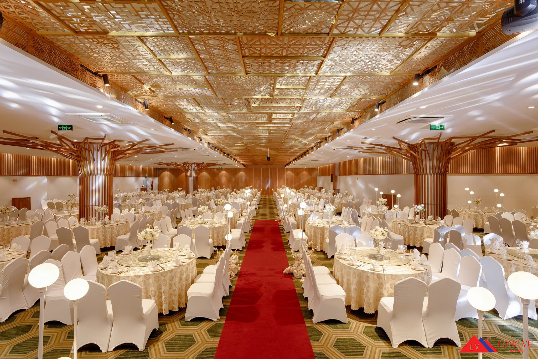 Bàn tiệc 1m8 khách sạn resort sang trọng