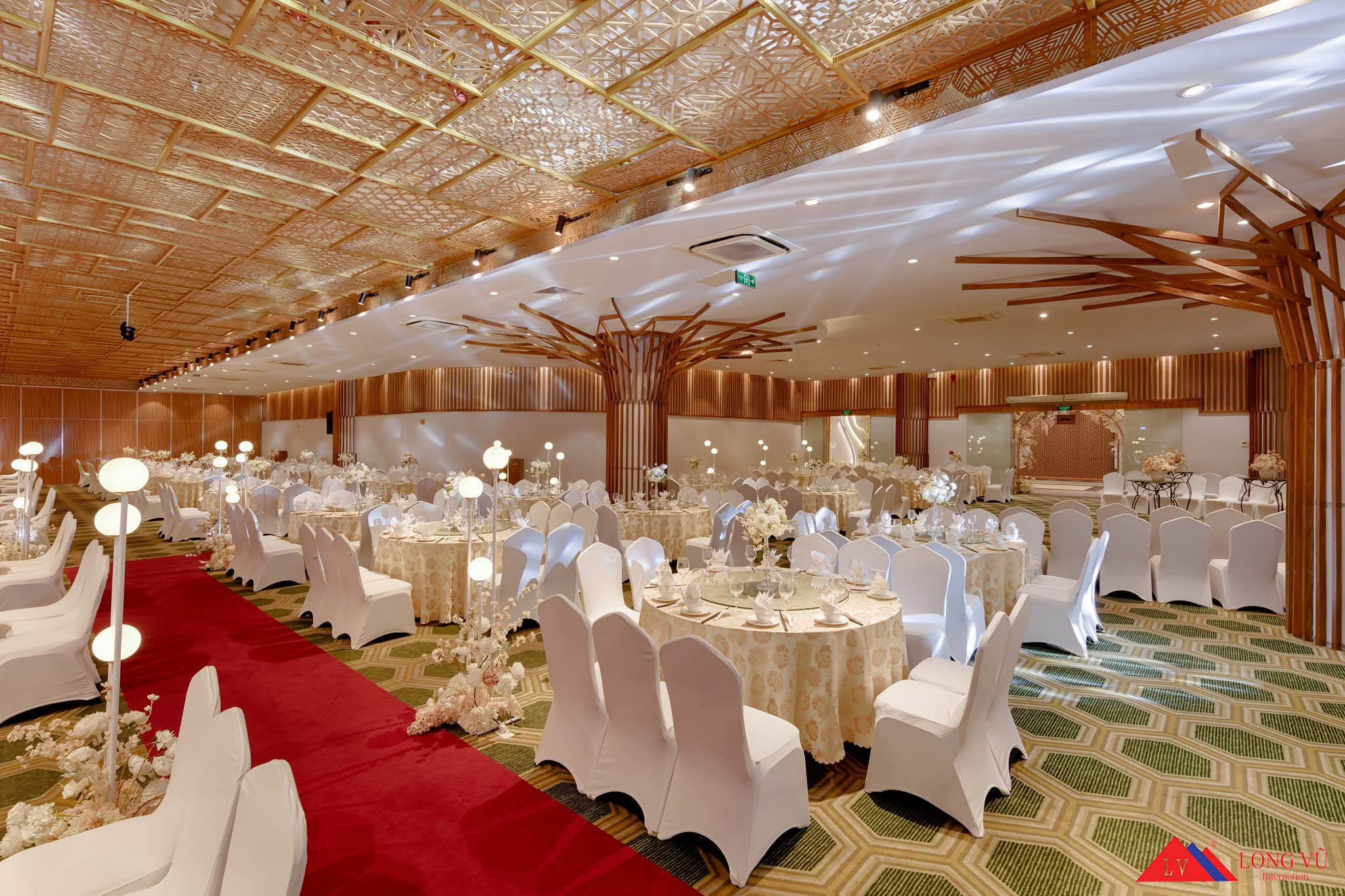 Bàn tiệc 1m8 khách sạn resort sang trọng