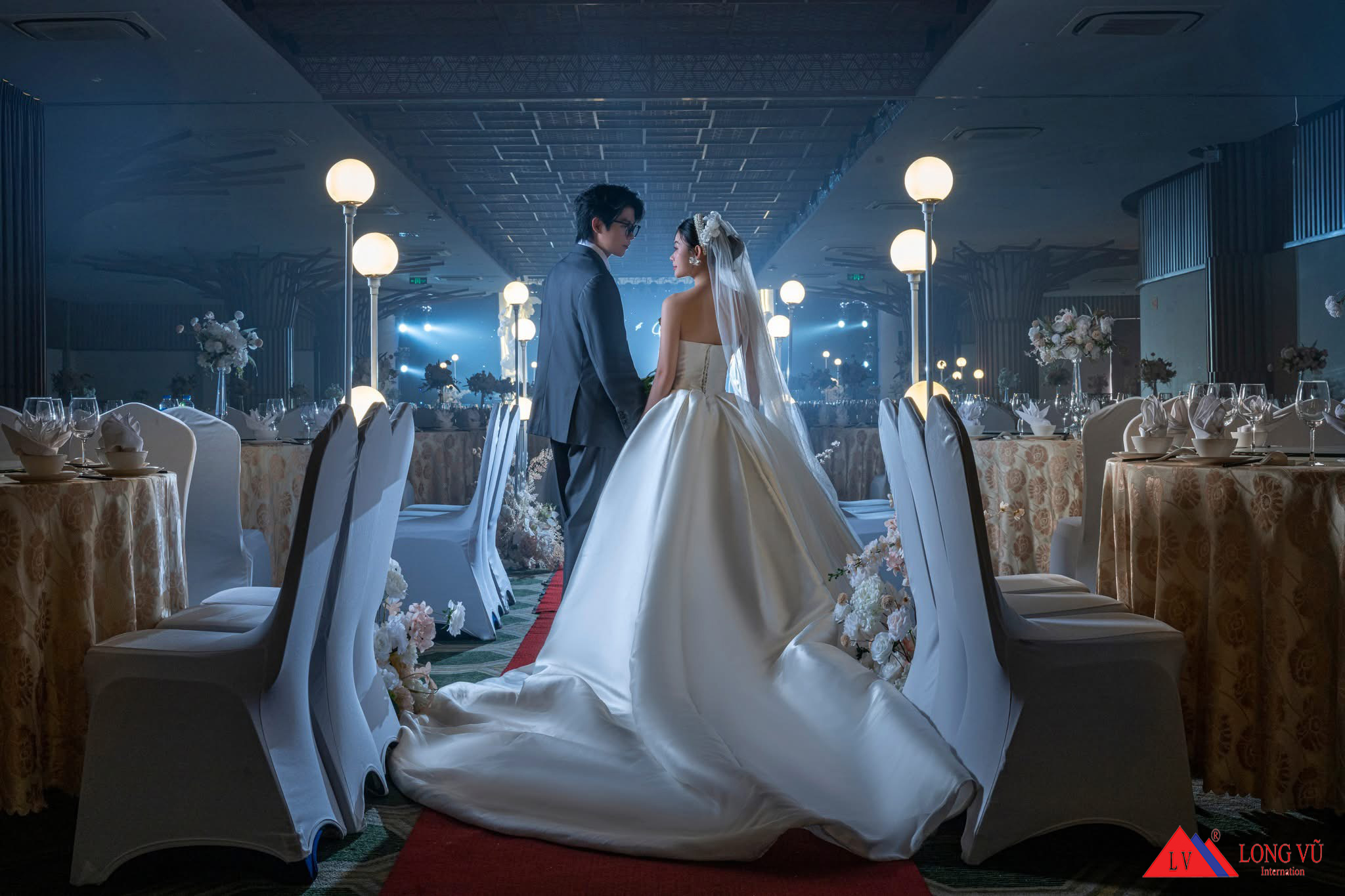 Bàn tiệc 1m8 khách sạn resort sang trọng