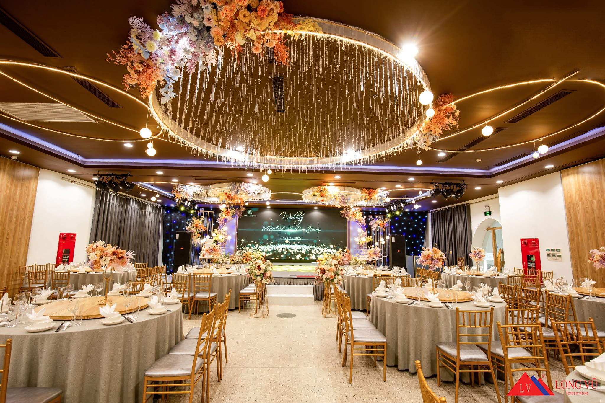 Bàn tiệc 1m8 khách sạn resort sang trọng