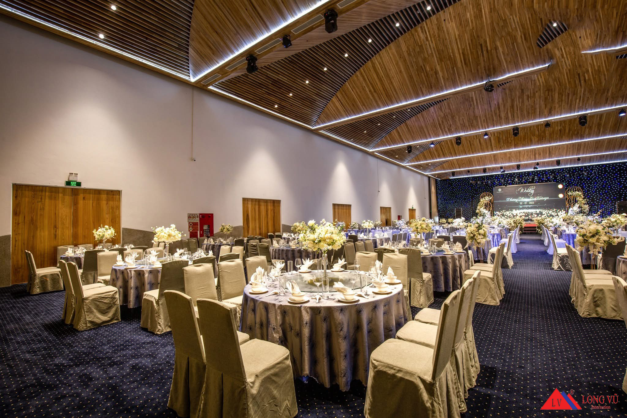 Bàn tiệc 1m8 khách sạn resort sang trọng