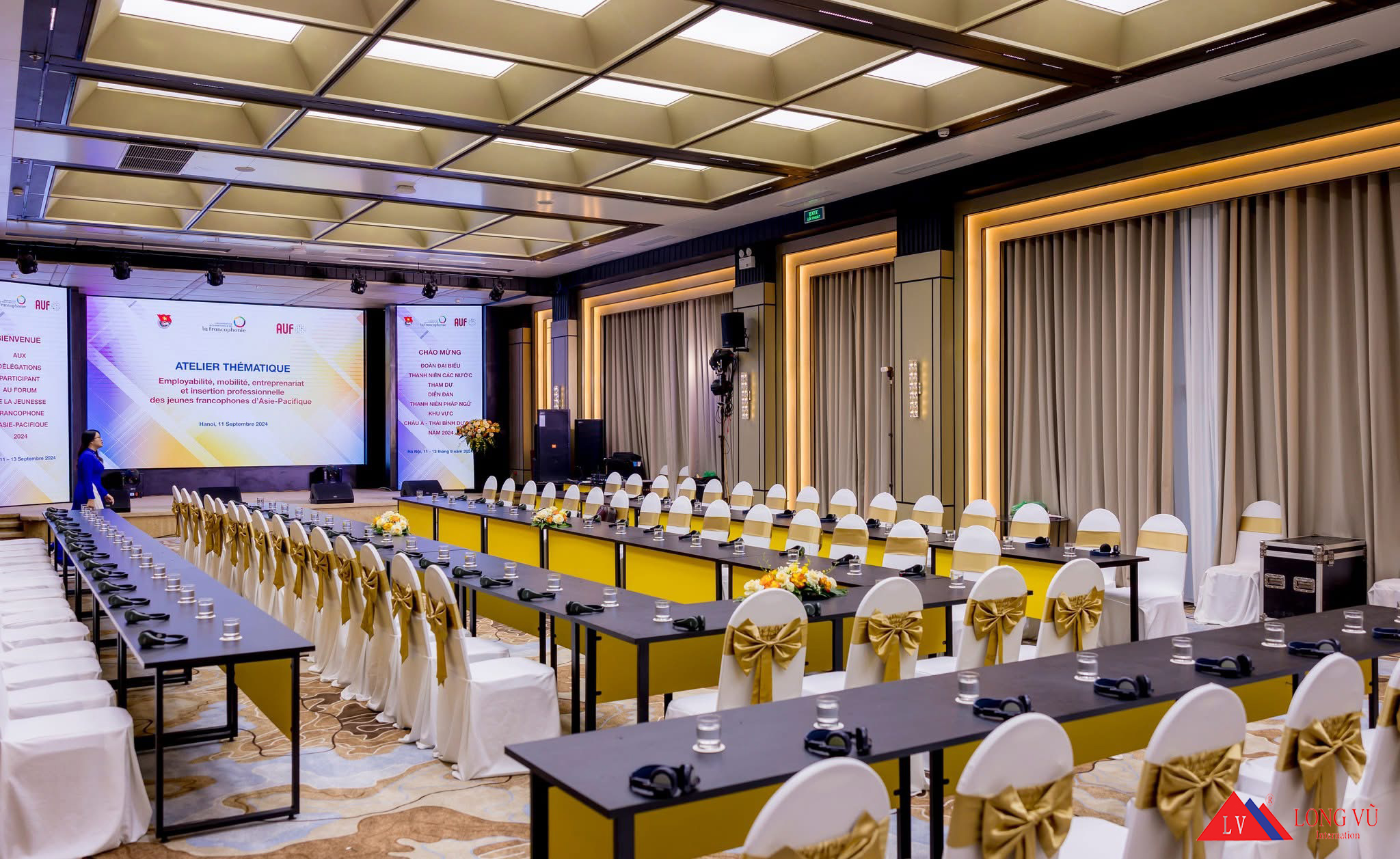 Bàn ghế tiệc chân sắt gấp gọn cho nhà hàng, khách sạn