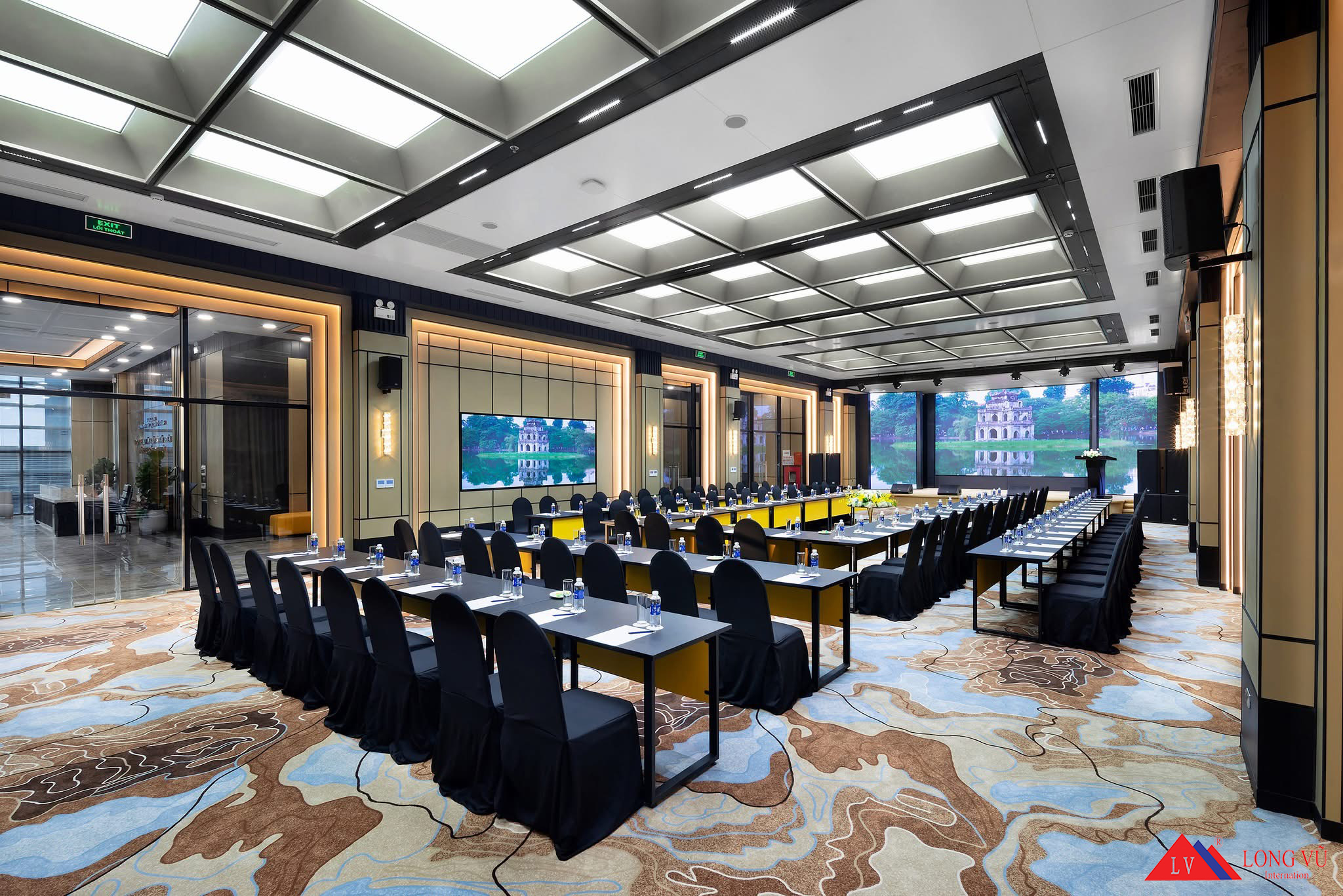 Bàn ghế tiệc chân sắt gấp gọn cho nhà hàng, khách sạn