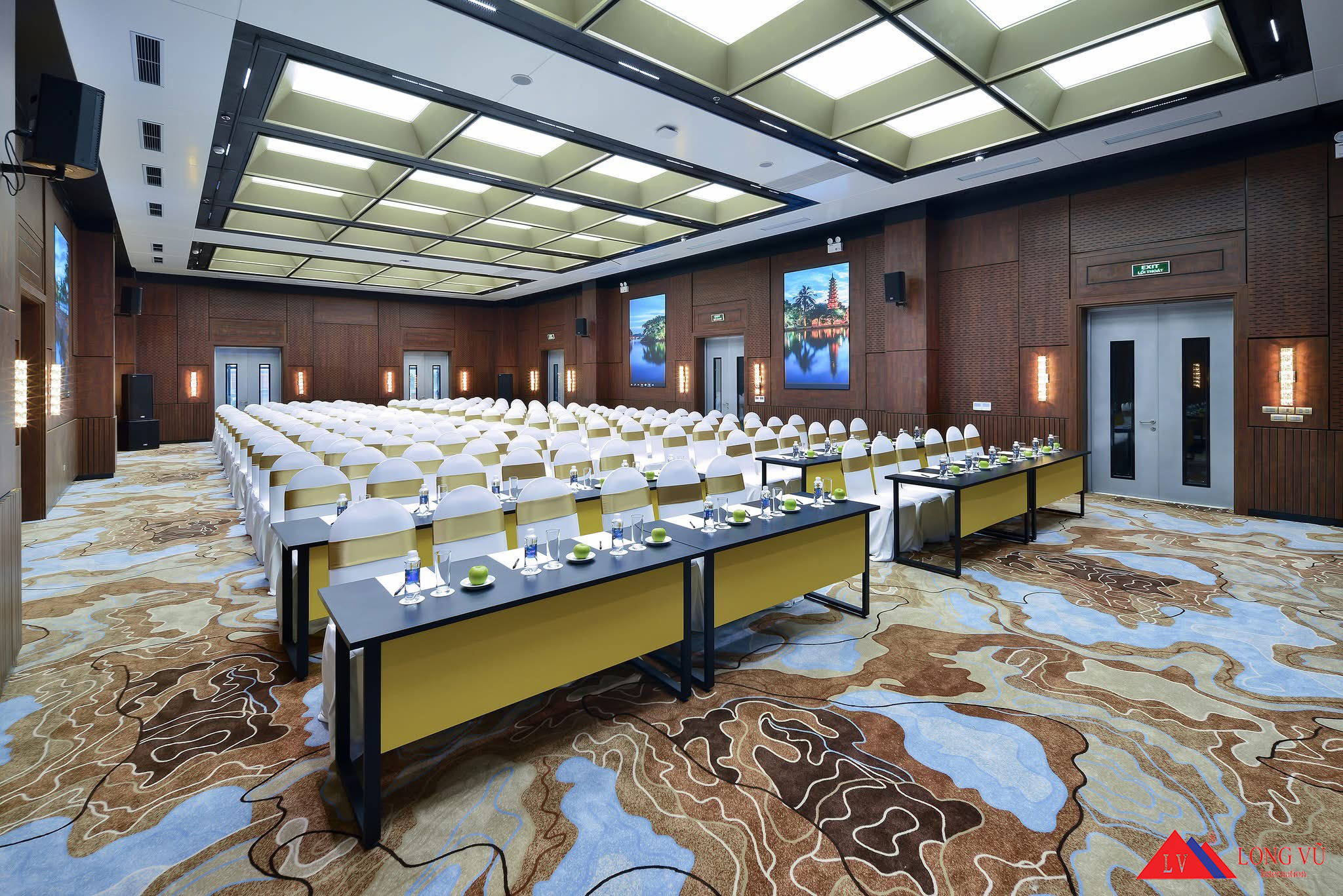 Bàn ghế tiệc chân sắt gấp gọn cho nhà hàng, khách sạn