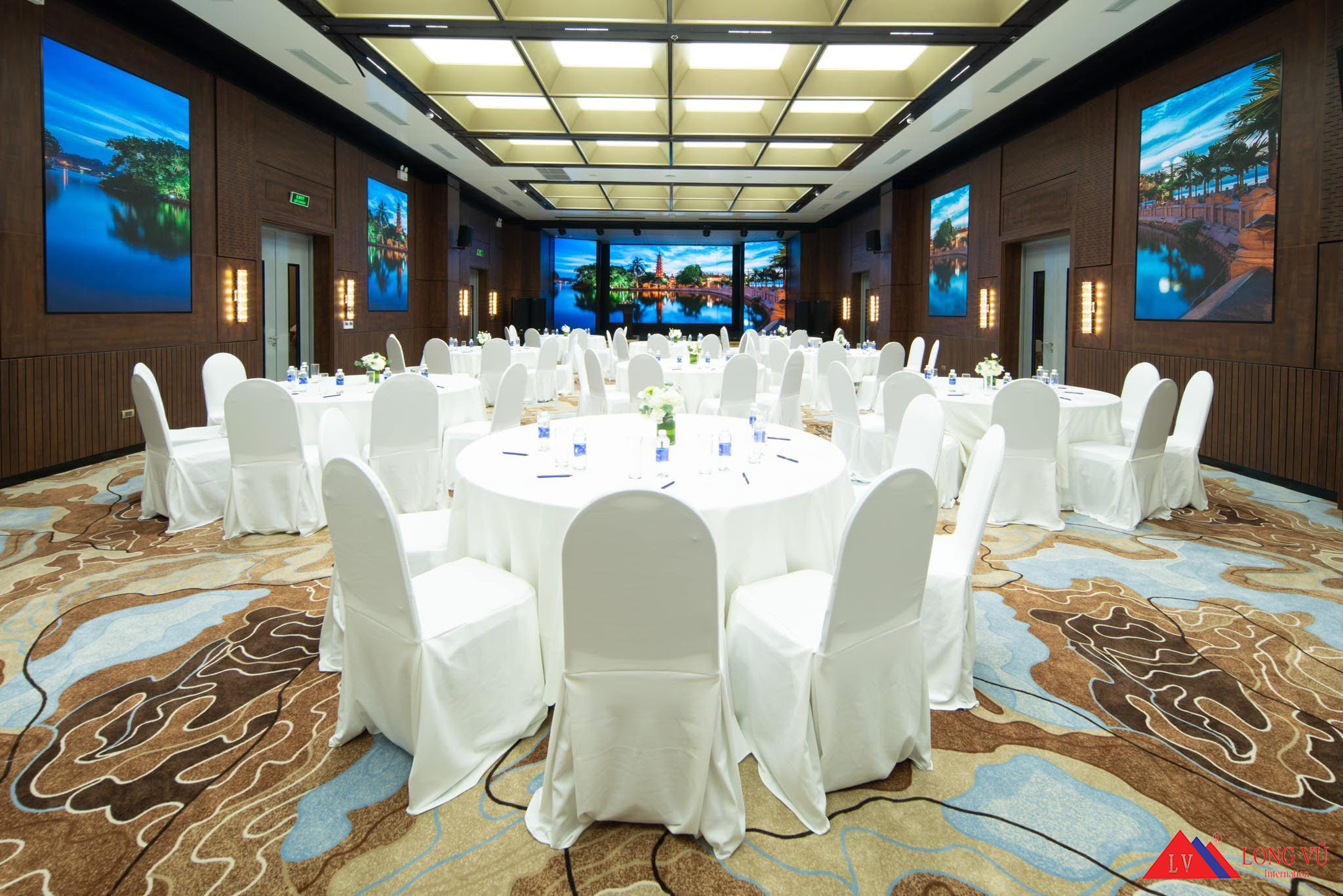 Bàn ghế tiệc chân sắt gấp gọn cho nhà hàng, khách sạn