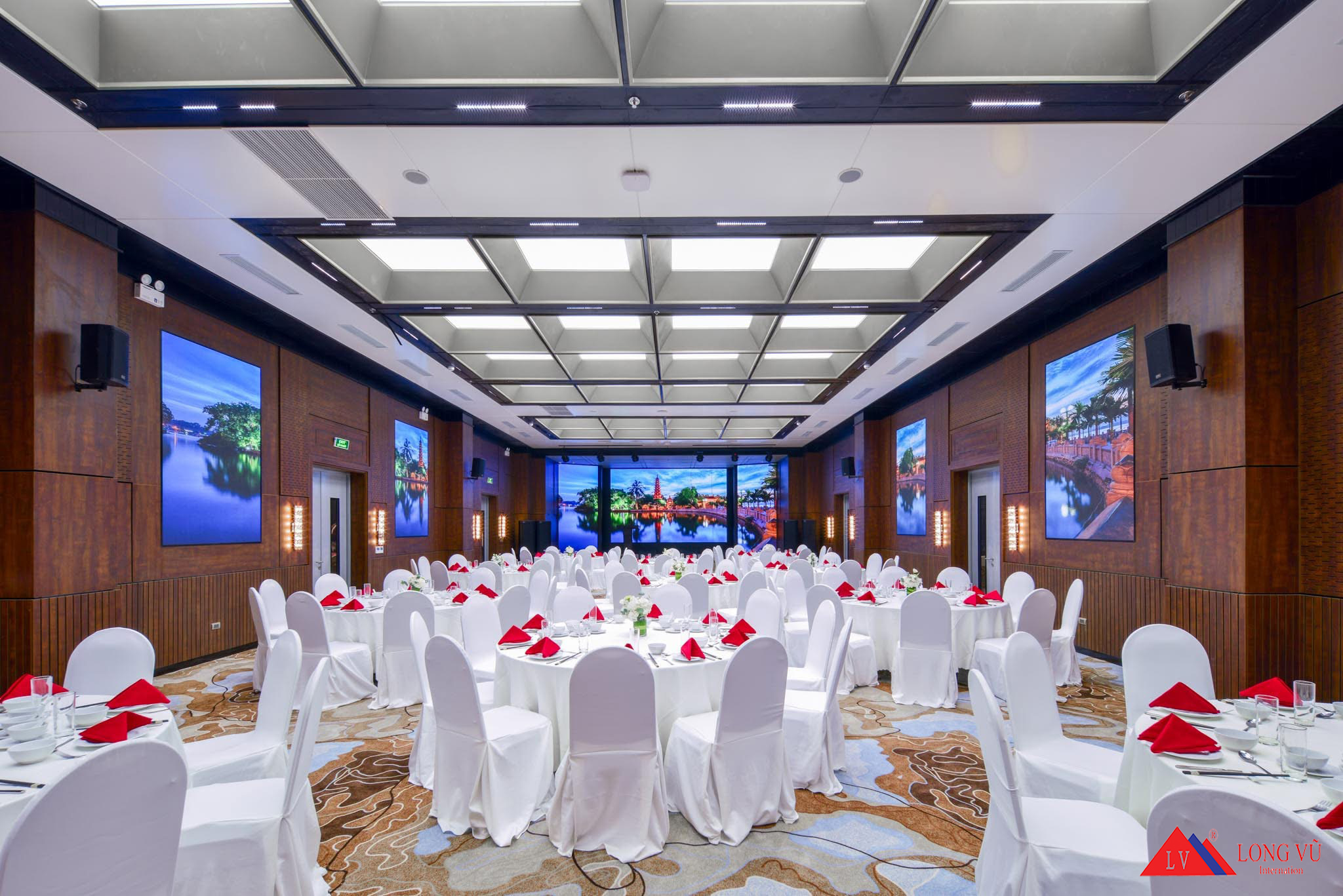 Bàn ghế tiệc chân sắt gấp gọn cho nhà hàng, khách sạn