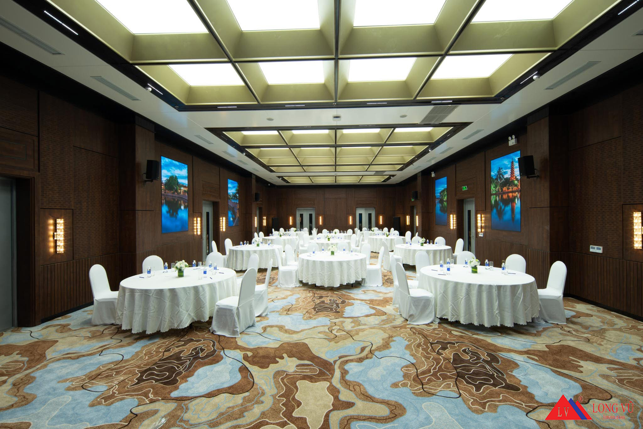 Bàn ghế tiệc chân sắt gấp gọn cho nhà hàng, khách sạn