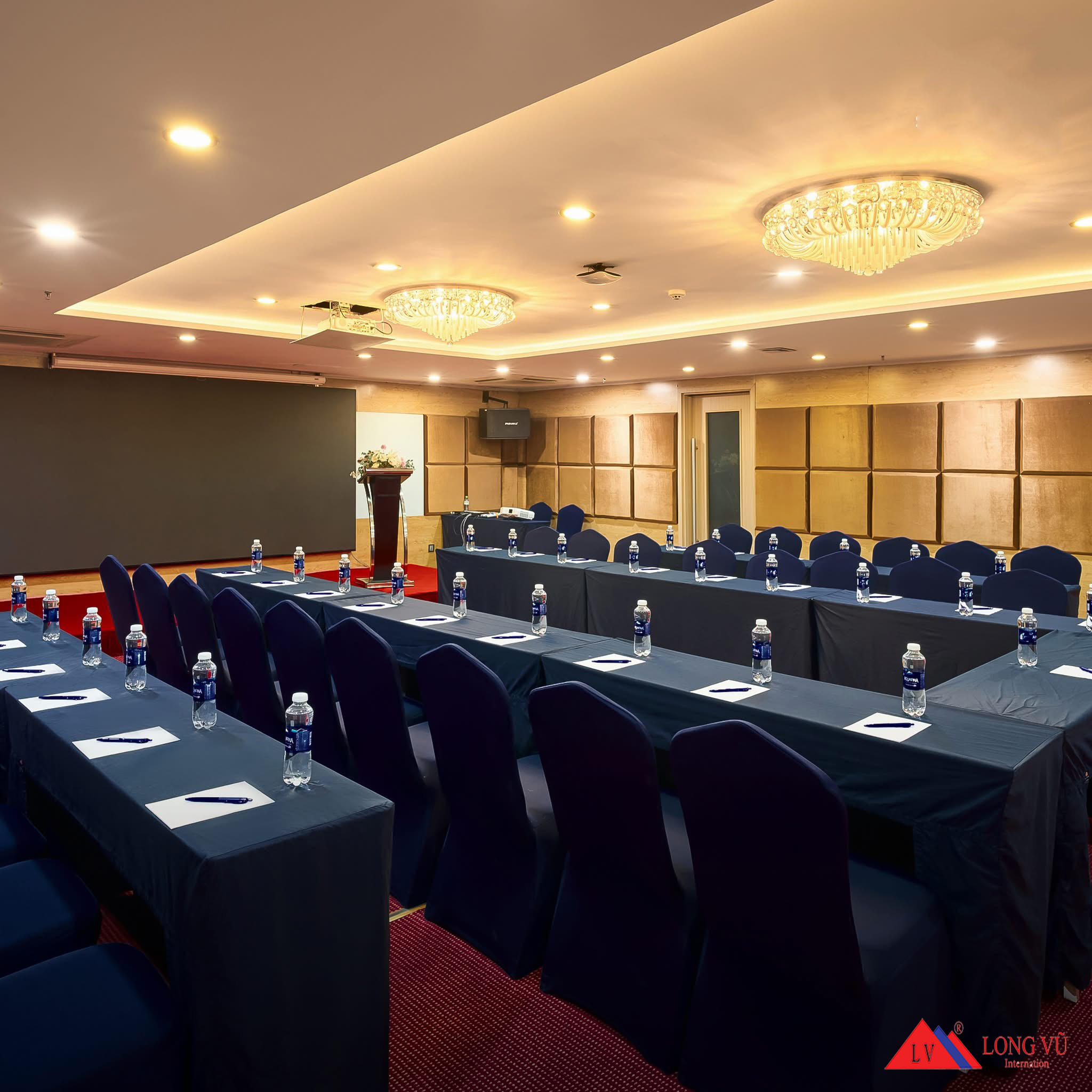 Bàn ghế tiệc chân sắt gấp gọn cho nhà hàng, khách sạn