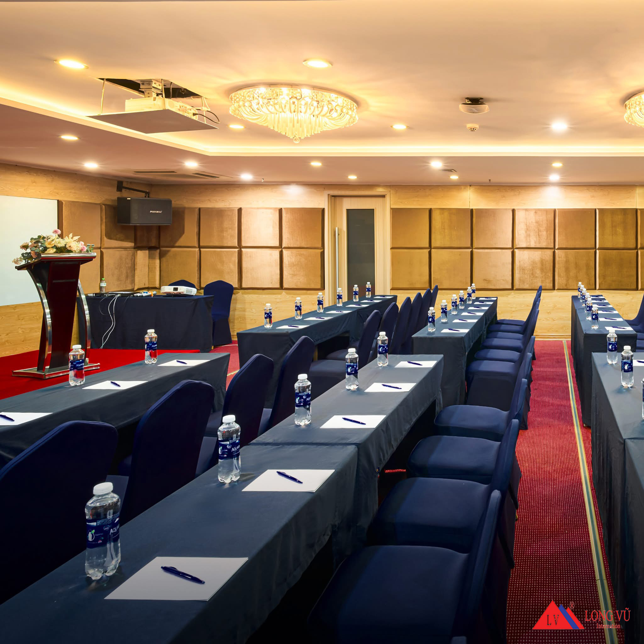 Bàn ghế tiệc chân sắt gấp gọn cho nhà hàng, khách sạn