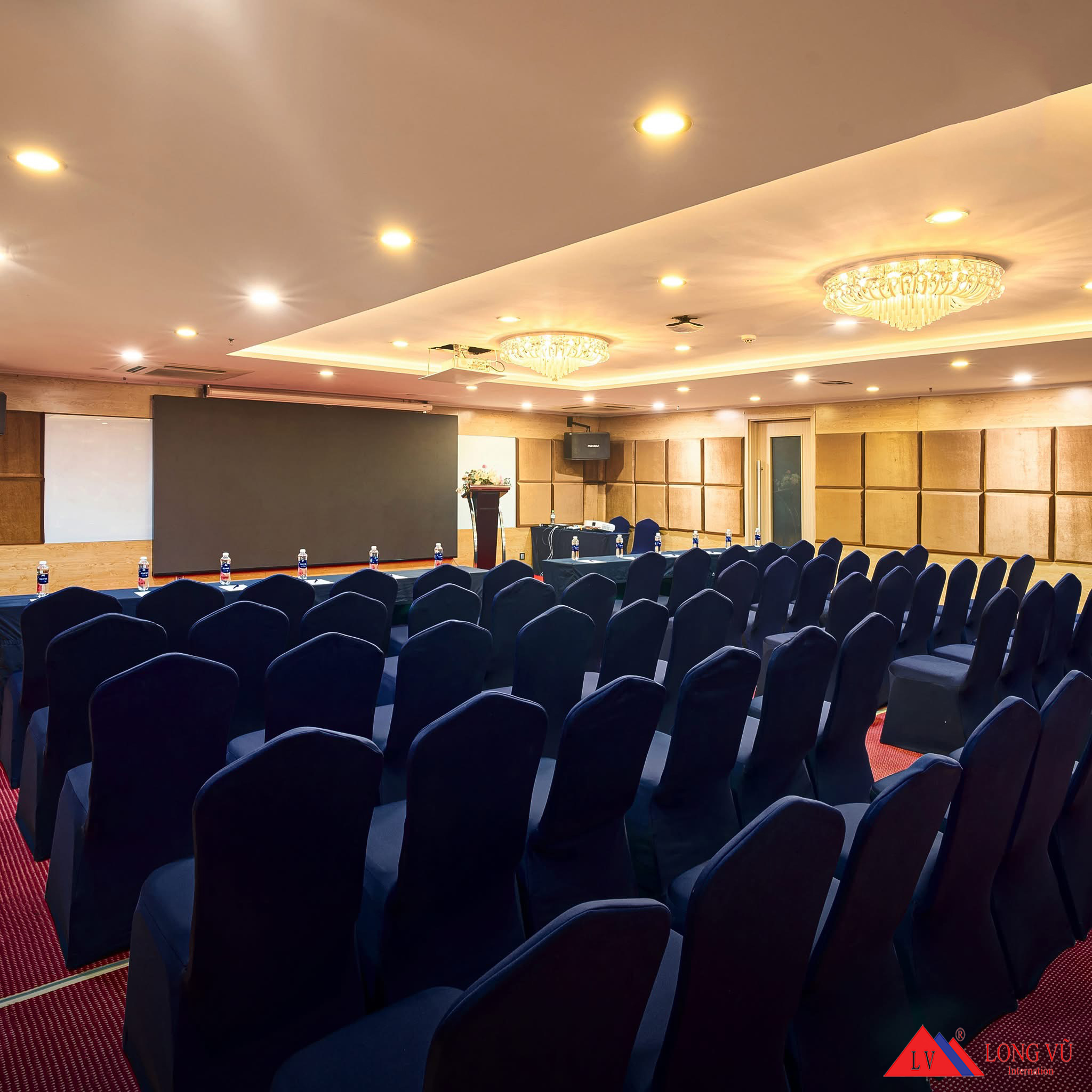 Bàn ghế tiệc chân sắt gấp gọn cho nhà hàng, khách sạn