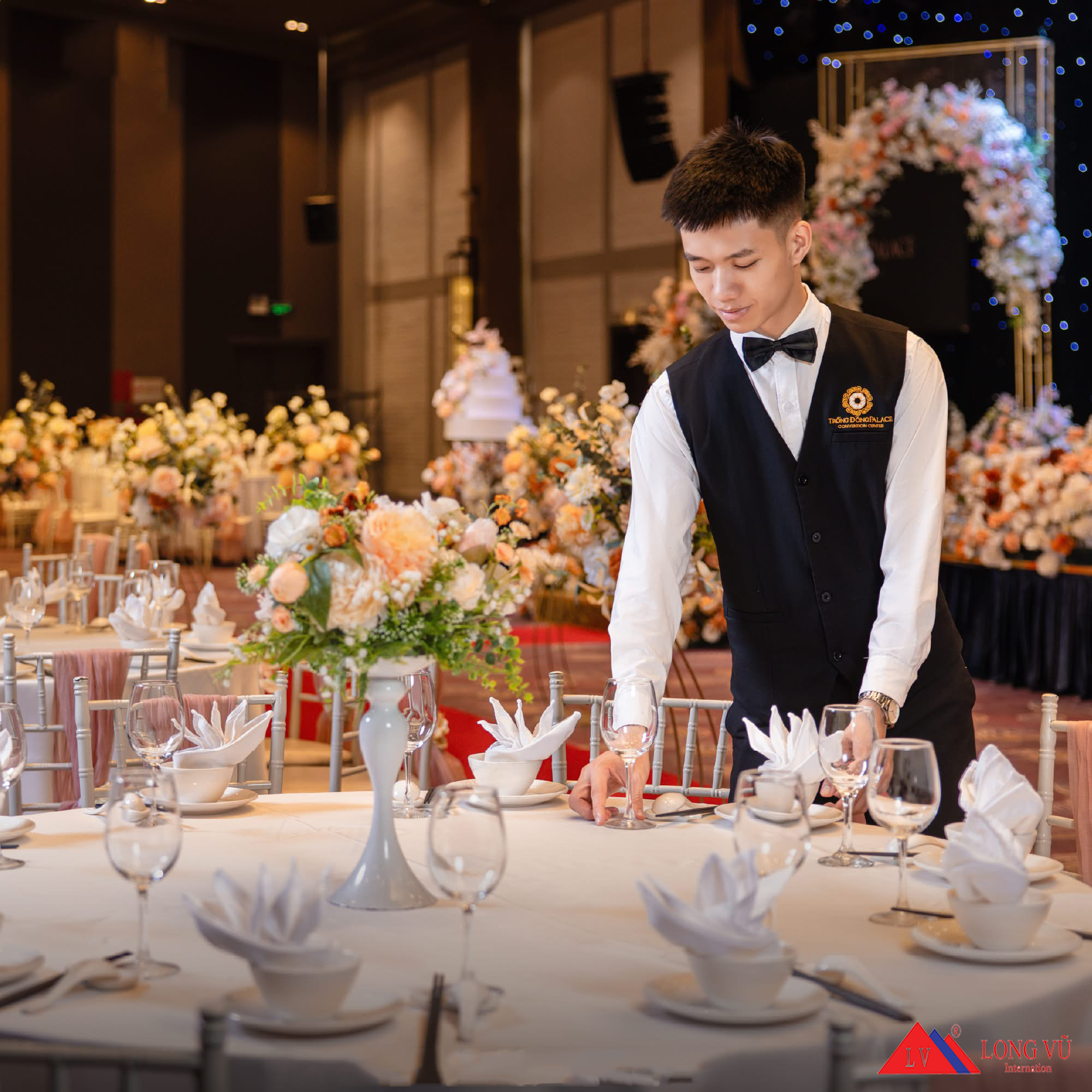 Bàn ghế tiệc chân sắt gấp gọn cho nhà hàng, khách sạn