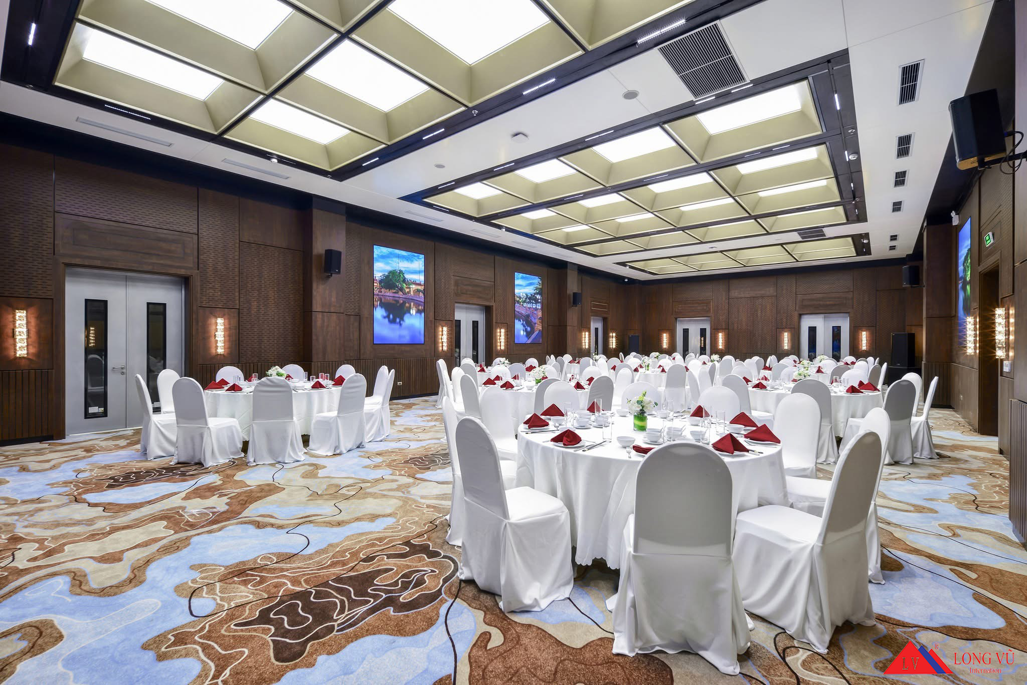 Bàn ghế tiệc chân sắt gấp gọn cho nhà hàng, khách sạn