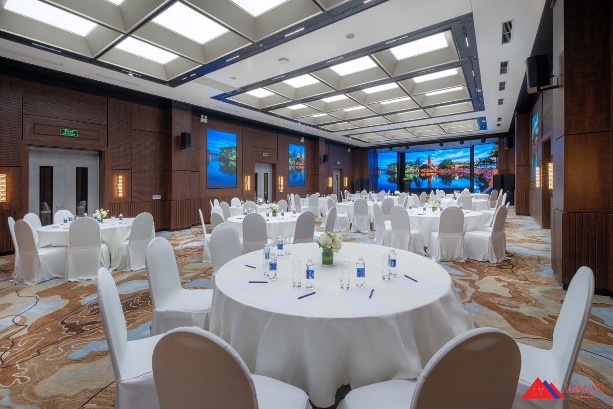 Bàn ghế tiệc chân sắt gấp gọn cho nhà hàng, khách sạn