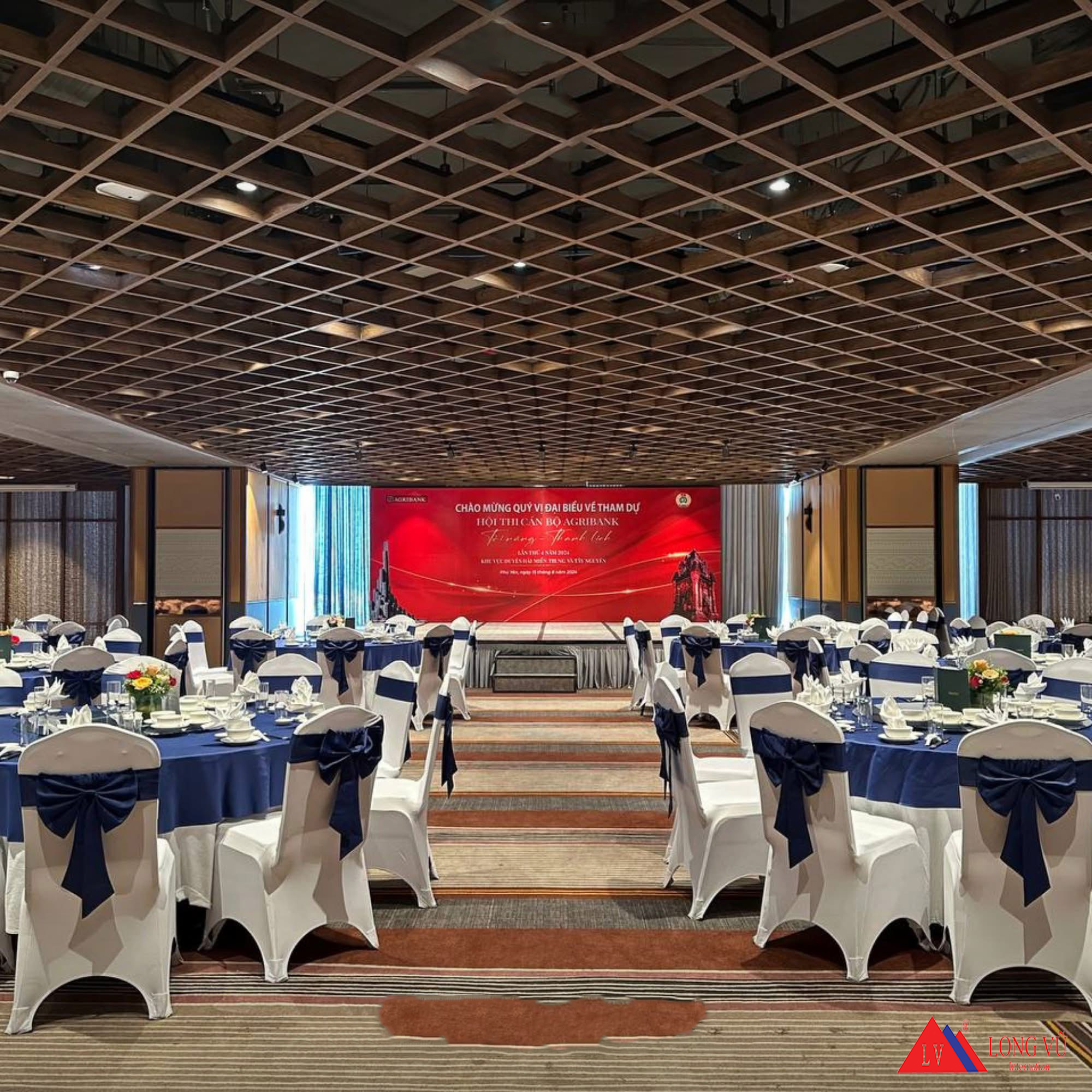 Bàn tròn PVC gấp gọn tiệc nhà hàng