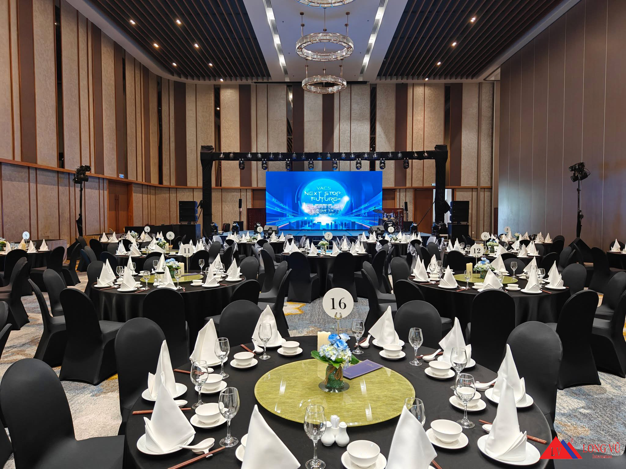 Bàn tròn gỗ chân gấp gọn tiệc sự kiện