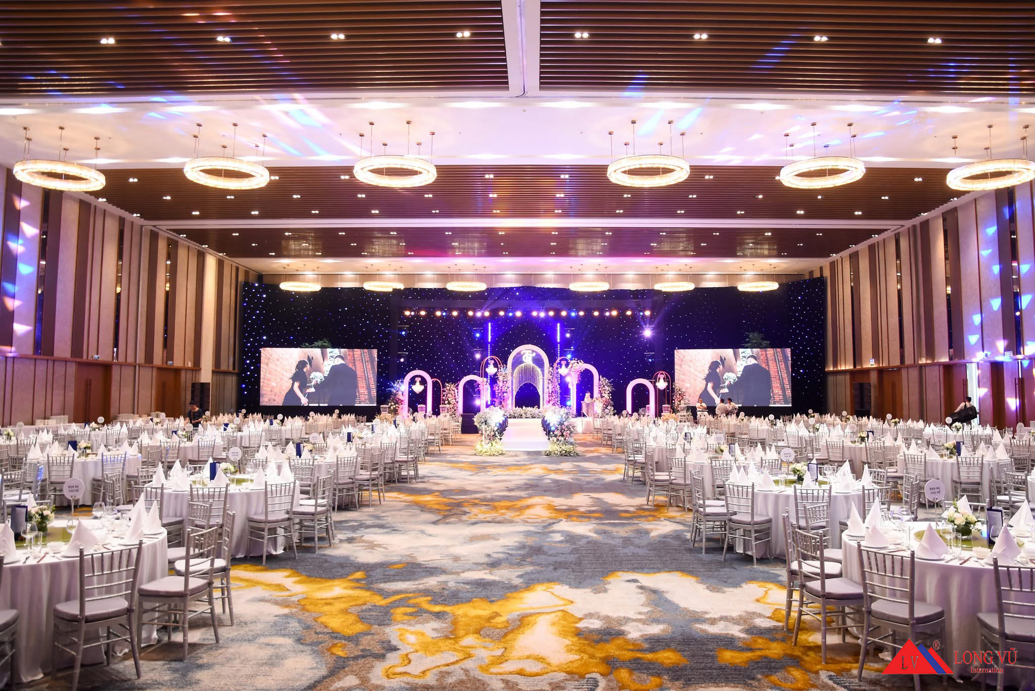 Bàn tròn gỗ chân gấp gọn tiệc sự kiện