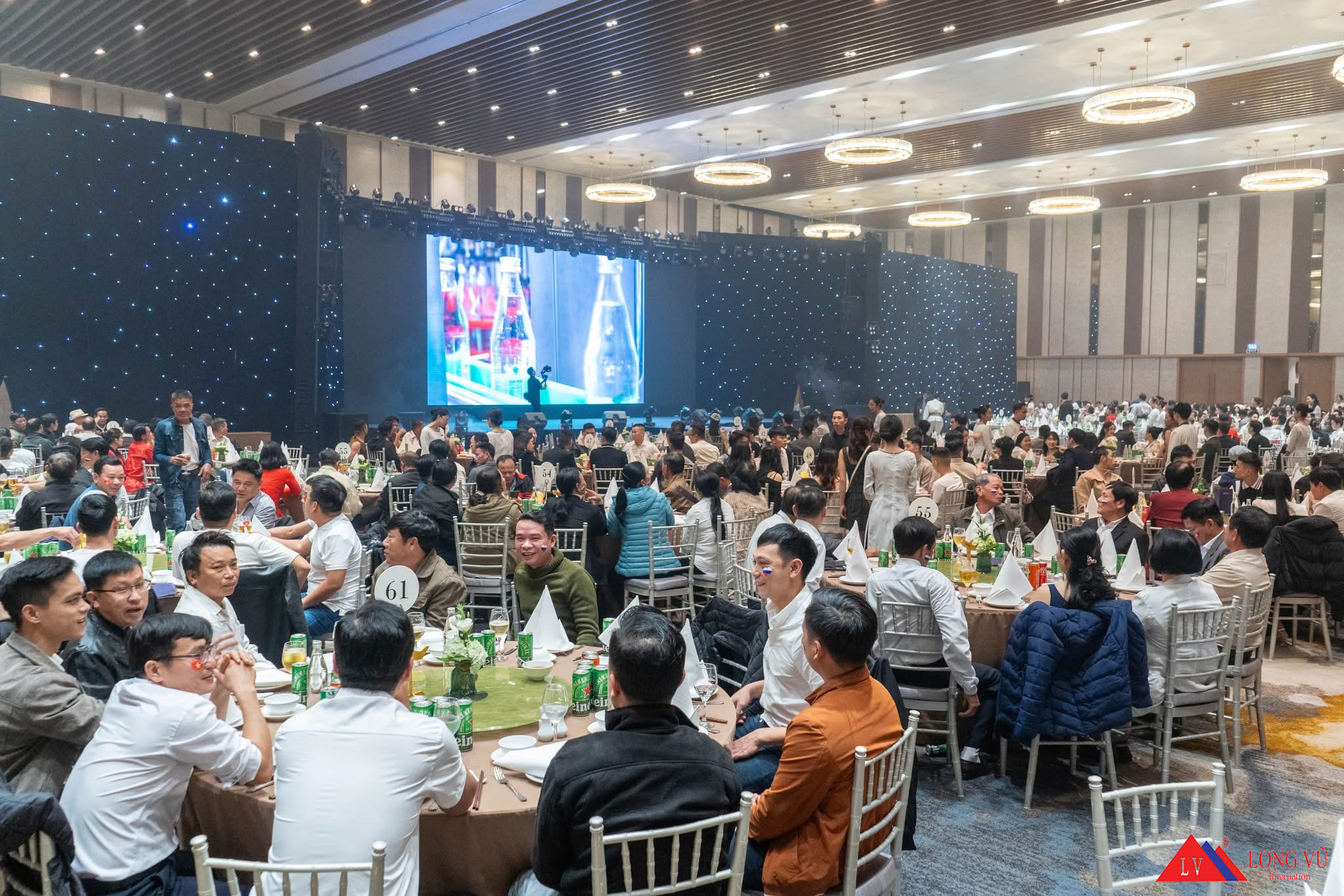 Bàn tròn gỗ chân gấp gọn tiệc sự kiện