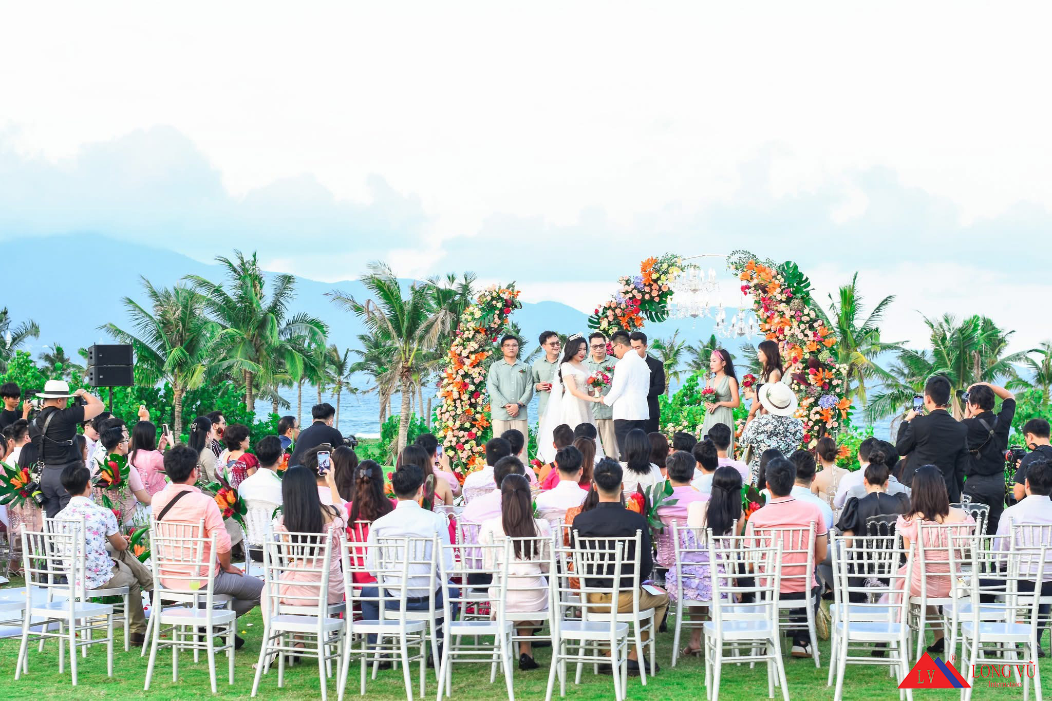 Bàn tròn gỗ chân gấp gọn tiệc sự kiện