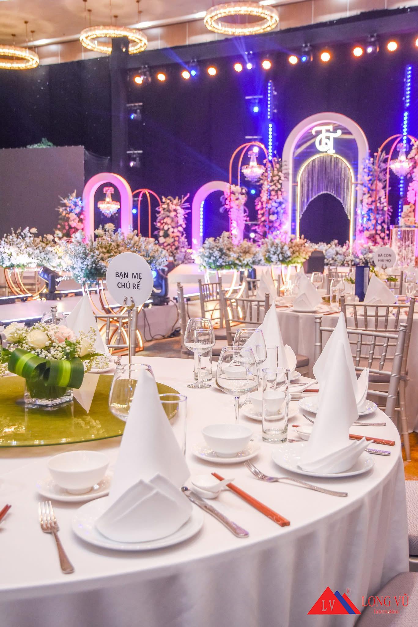 Bàn tròn gỗ chân gấp gọn tiệc sự kiện