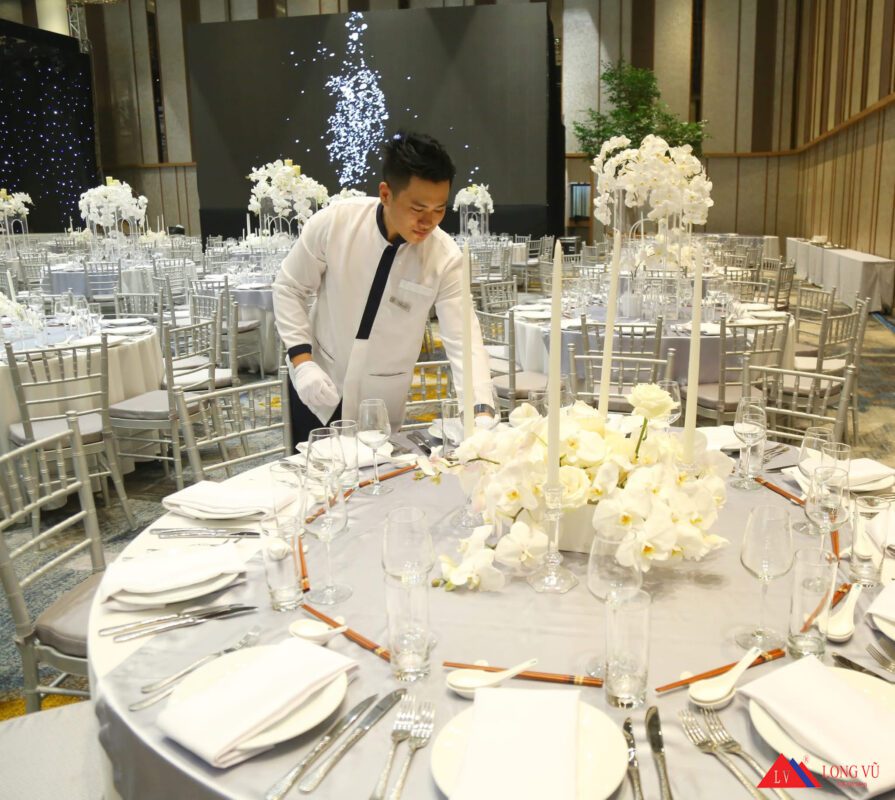 Bàn tròn gỗ chân gấp gọn tiệc sự kiện