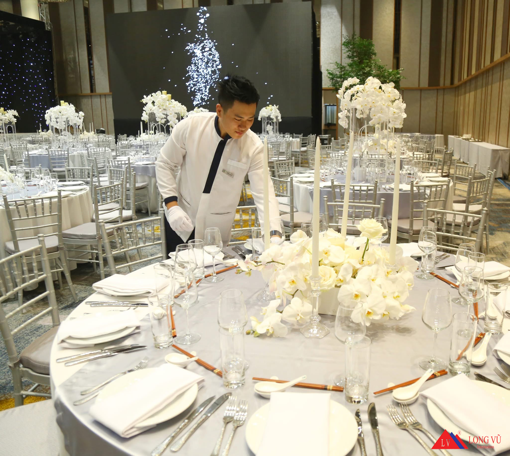 Bàn tròn gỗ chân gấp gọn tiệc sự kiện