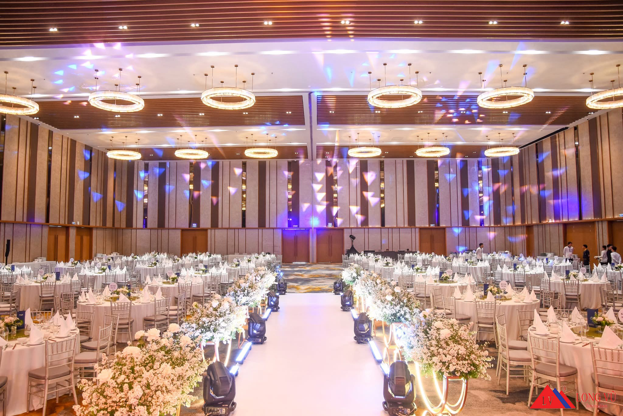 Bàn tròn gỗ chân gấp gọn tiệc sự kiện