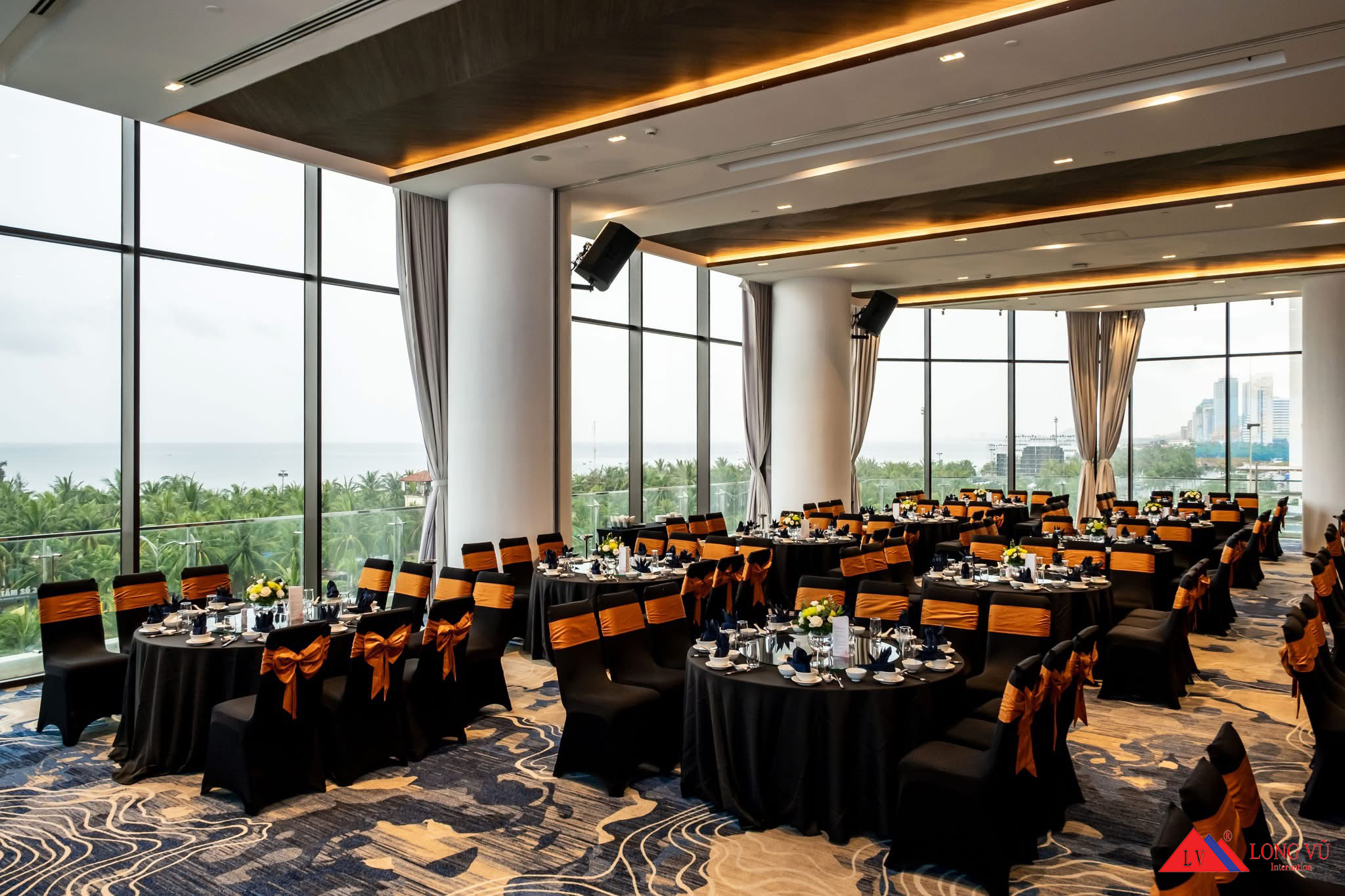 Bàn tròn tiệc khách sạn mặt gỗ chân gập