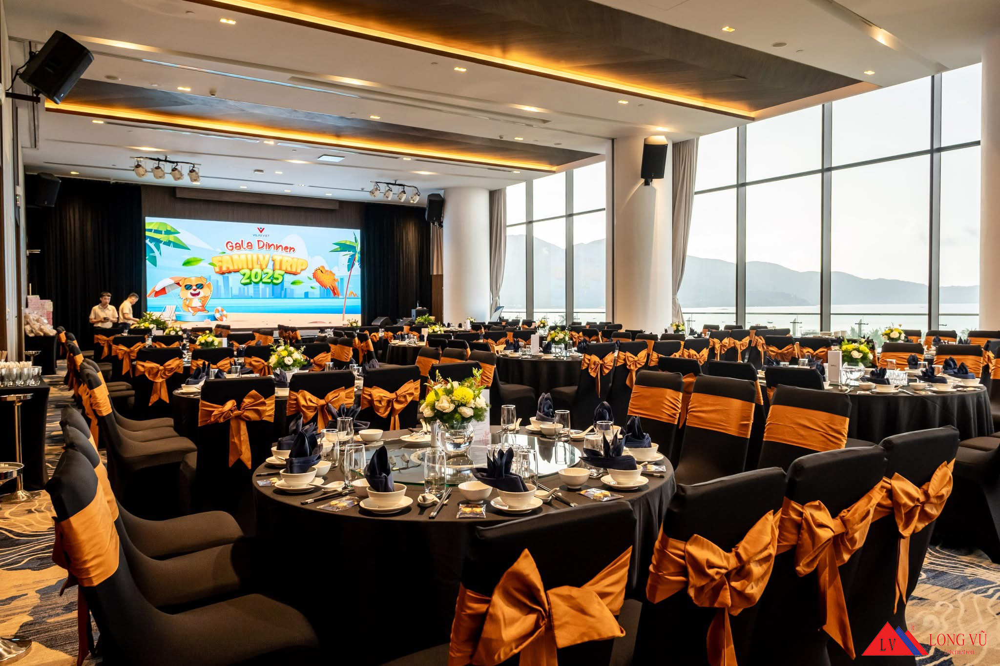 Bàn tròn tiệc khách sạn mặt gỗ chân gập