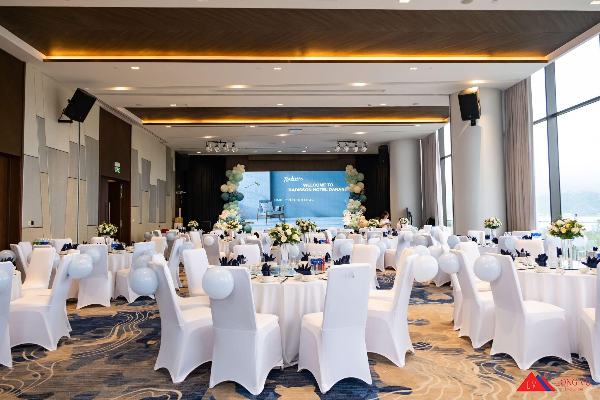 Bàn tròn tiệc khách sạn mặt gỗ chân gập