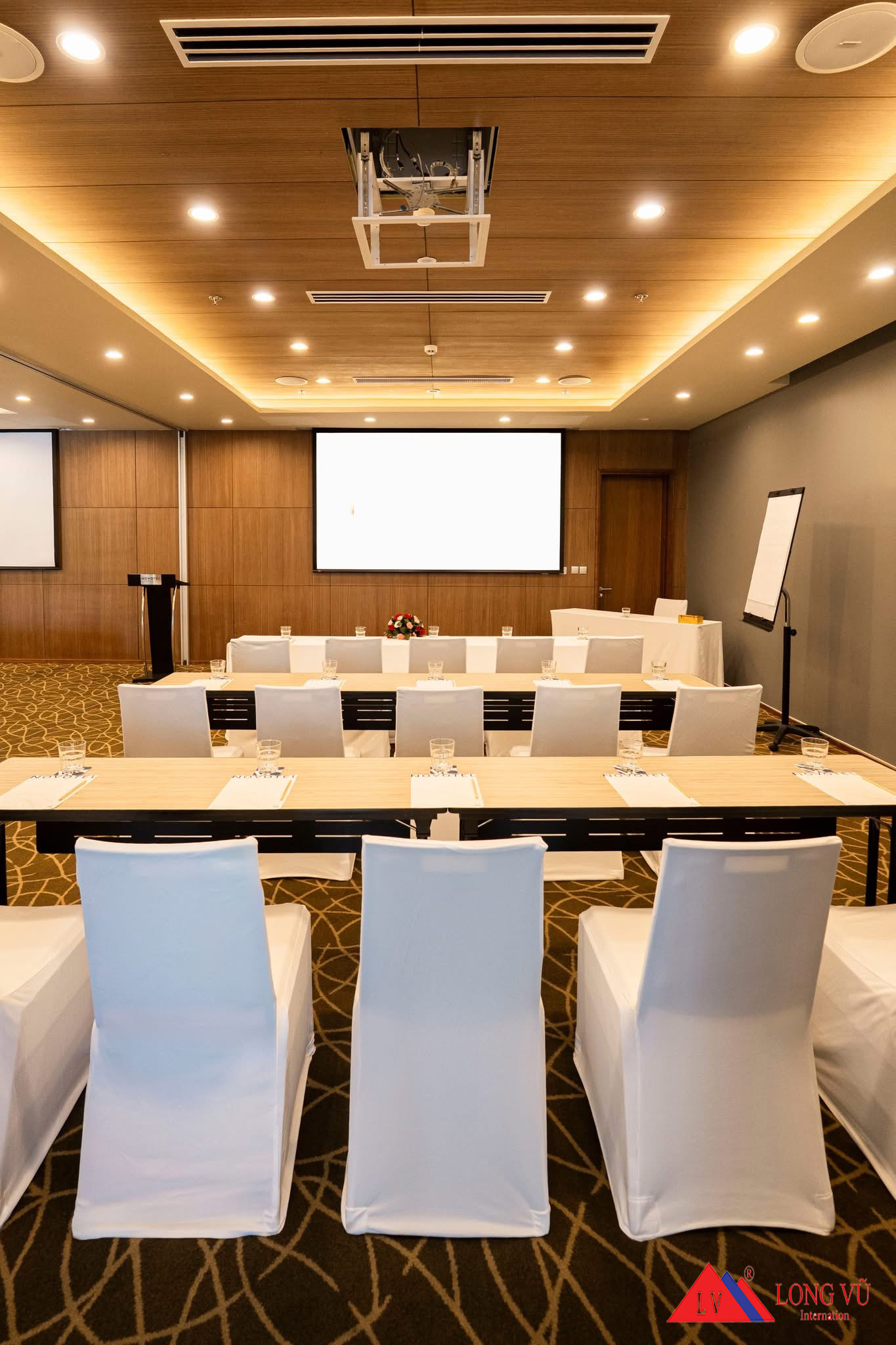 Ghế banquet lưng tròn nhập khẩu cho hotel