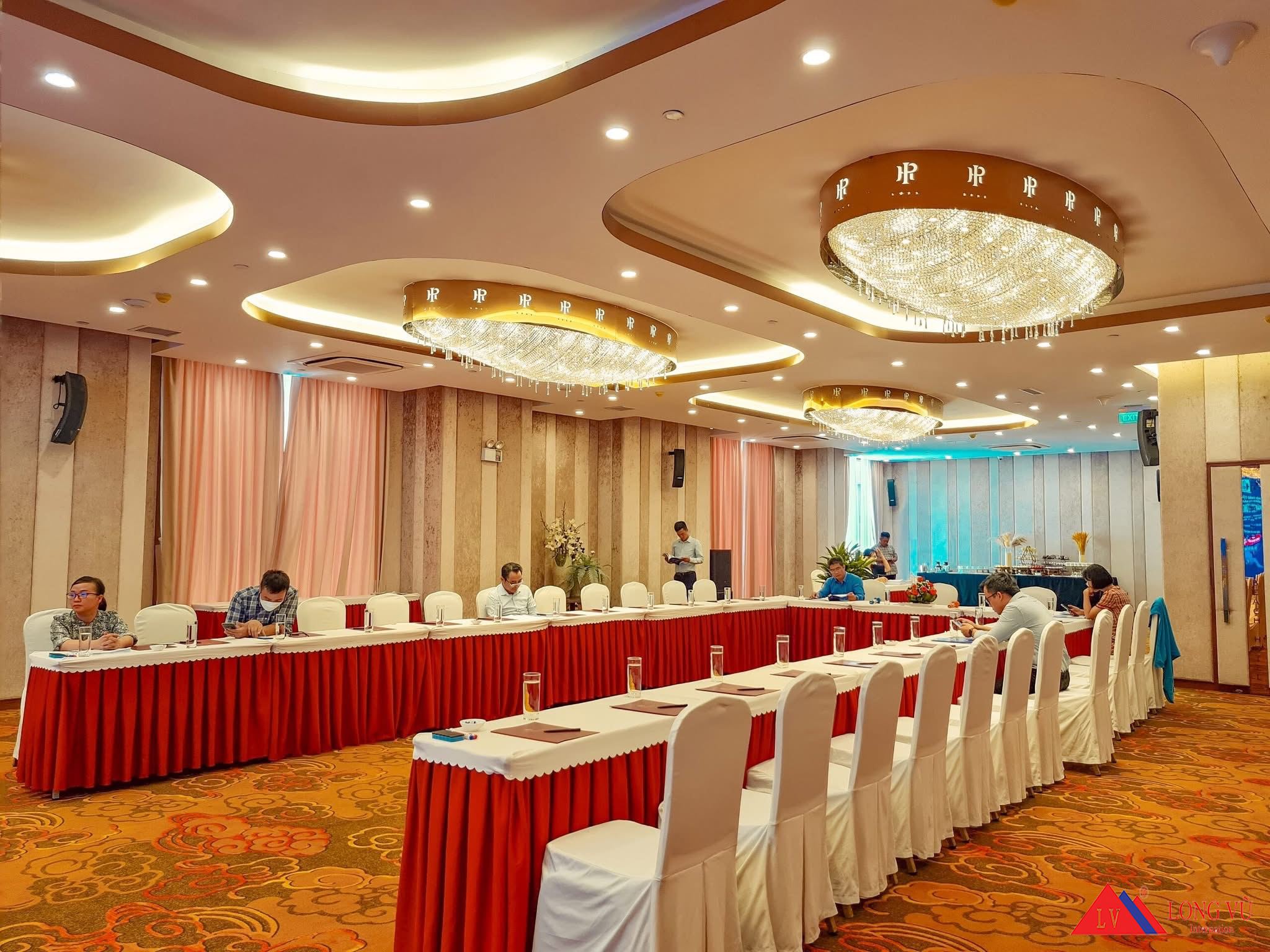 Ghế tiệc cưới nhà hàng, khách sạn